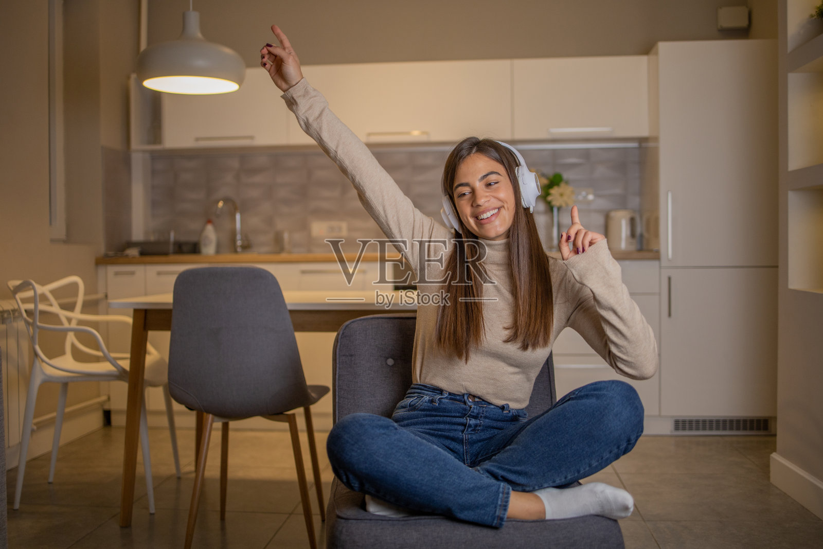 一个兴奋的女人享受音乐的肖像照片摄影图片