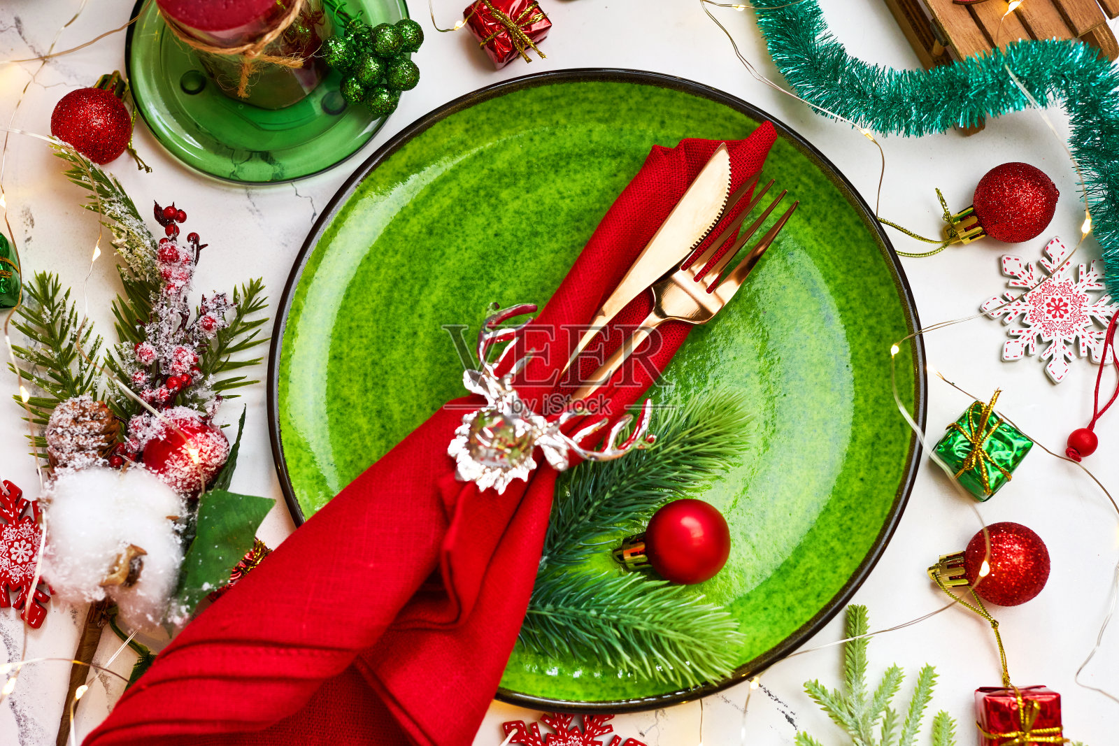 传统的圣诞餐桌摆设。照片摄影图片