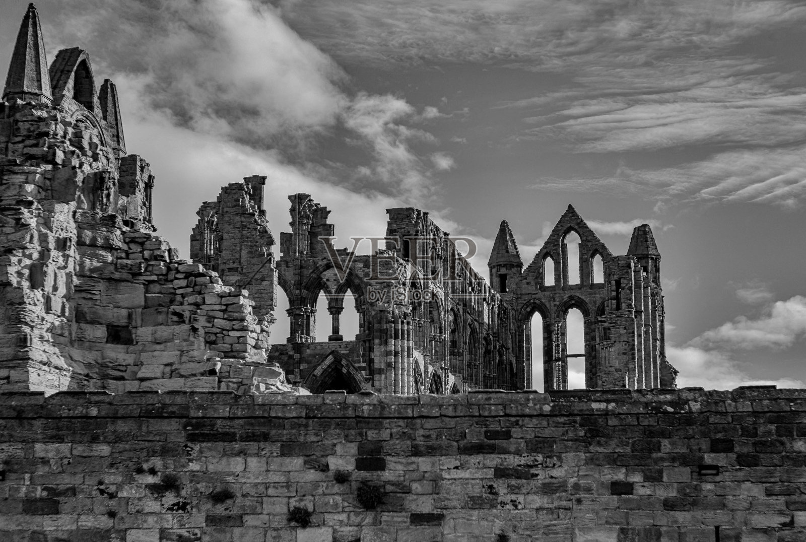 阴天下英国惠特比修道院废墟的灰度图照片摄影图片