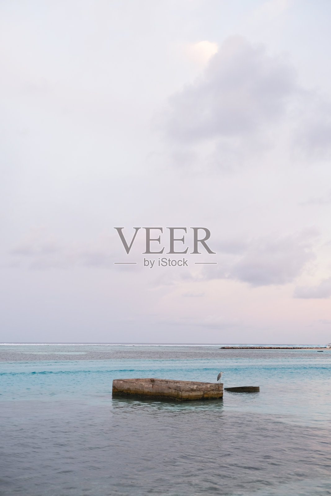 迪夫什岛是马尔代夫最东边有人居住的岛屿,这里是马尔代夫第一个日出的地方。美丽的日落景色。照片摄影图片