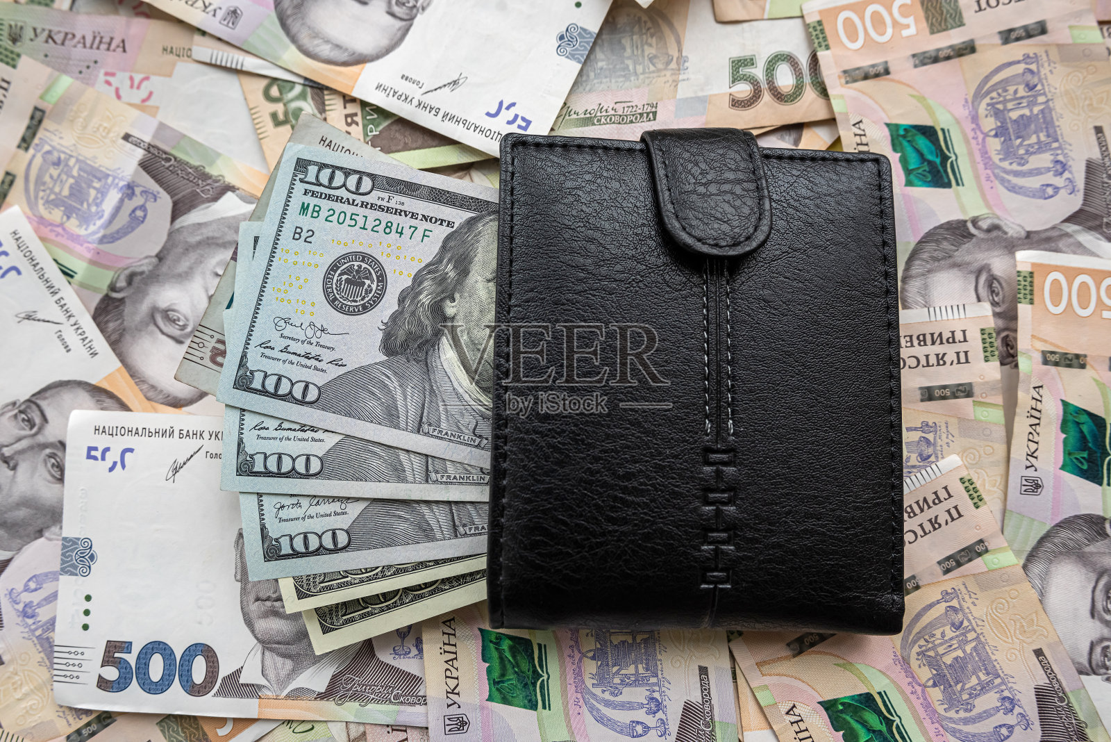 美元兑换格里夫纳的钞票放在钱包里,兑换照片摄影图片