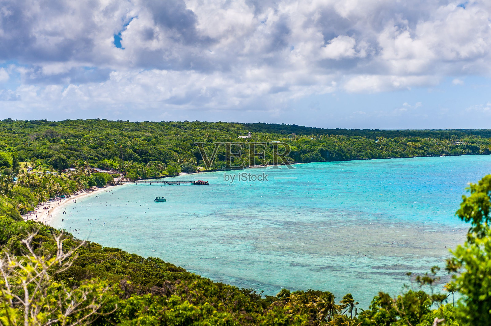 阳光明媚的热带海滩美景照片摄影图片