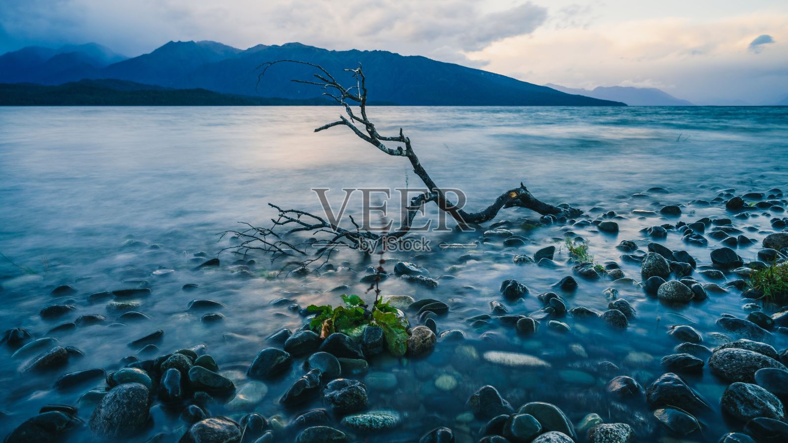 鸟瞰群山环抱的湖岩海滩照片摄影图片