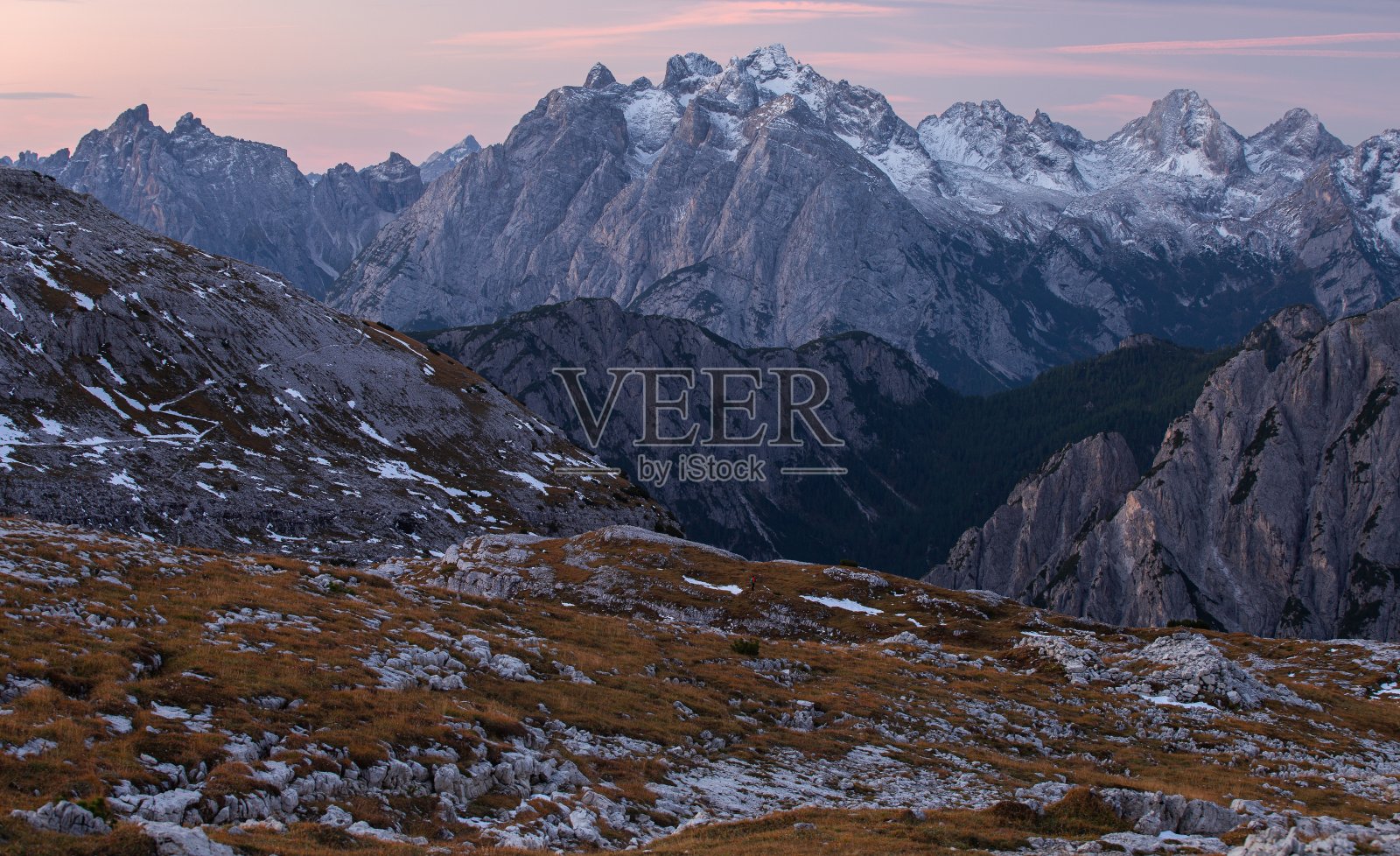 这是意大利阿尔卑斯山清晨令人惊叹的照片照片摄影图片