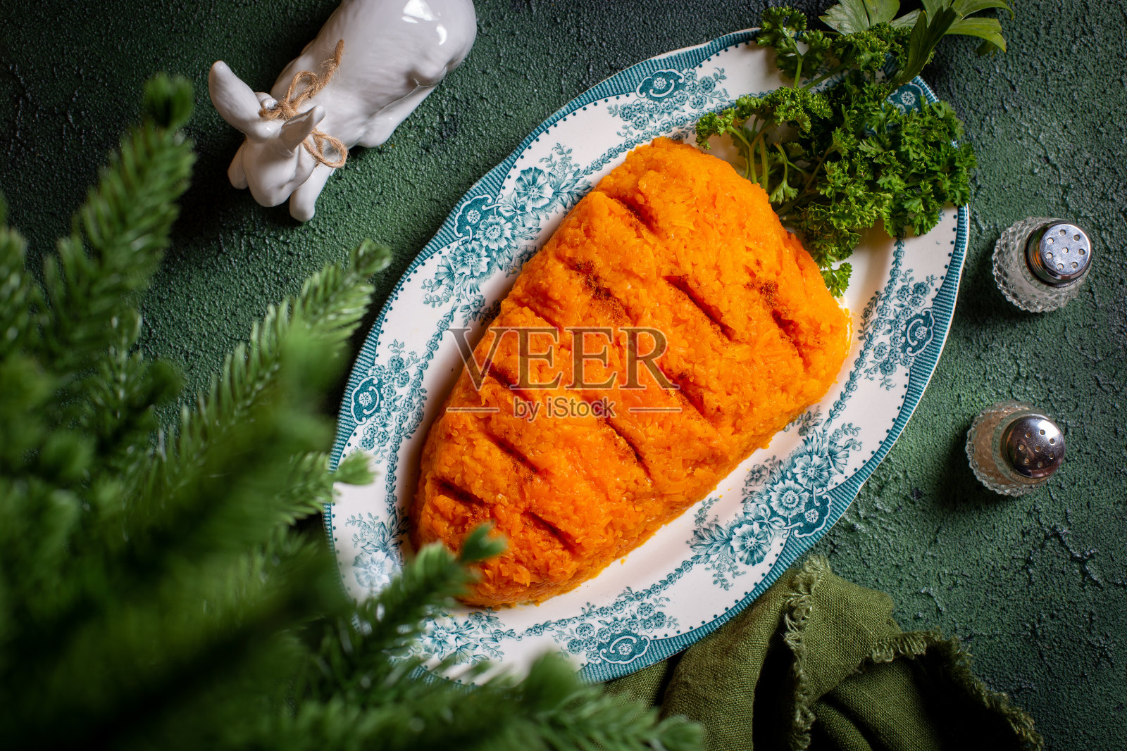 圣诞餐桌上的胡萝卜形沙拉,俯视图,兔年新年餐桌上的点子,选择性聚焦照片摄影图片