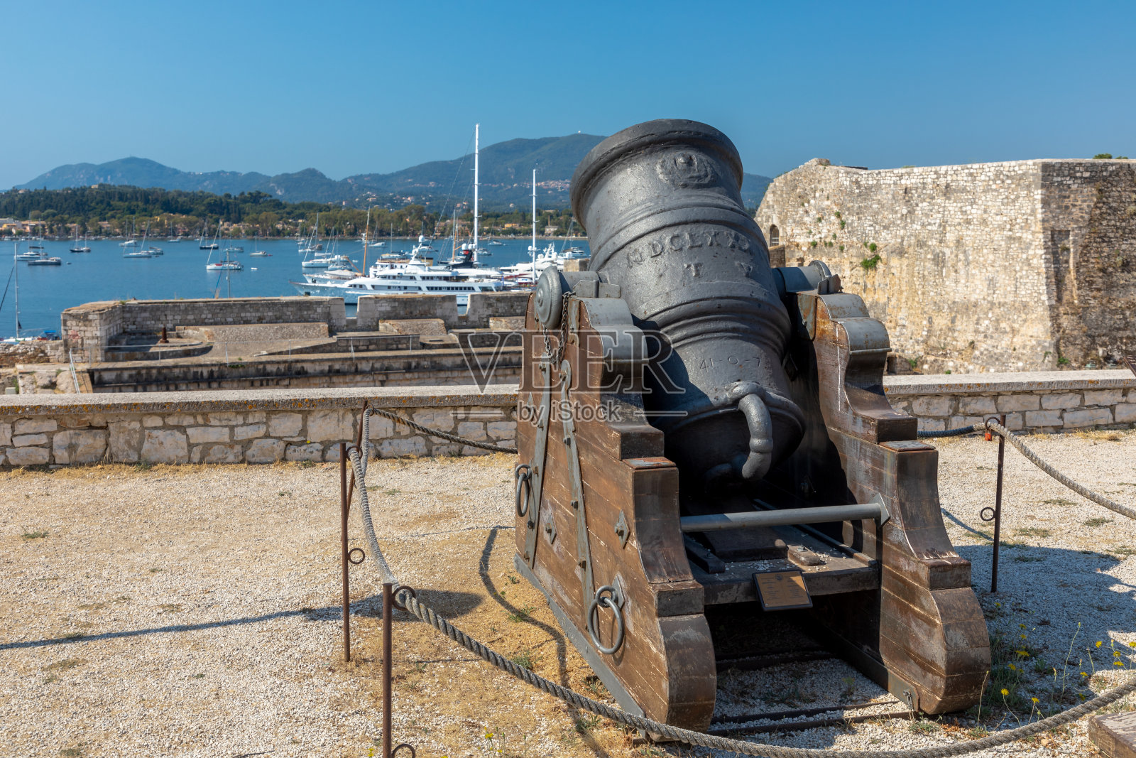 大炮对准科孚岛克尔基拉的旧堡垒照片摄影图片