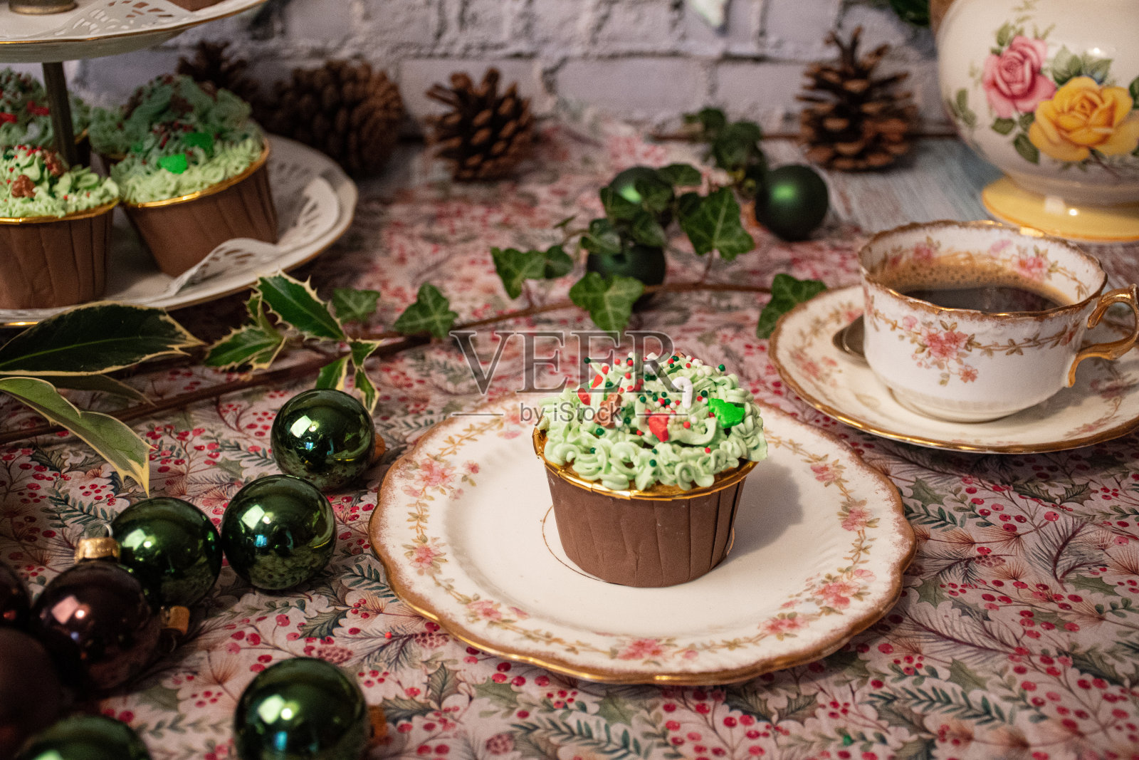 老式圣诞茶会传统蛋糕和骨瓷照片摄影图片