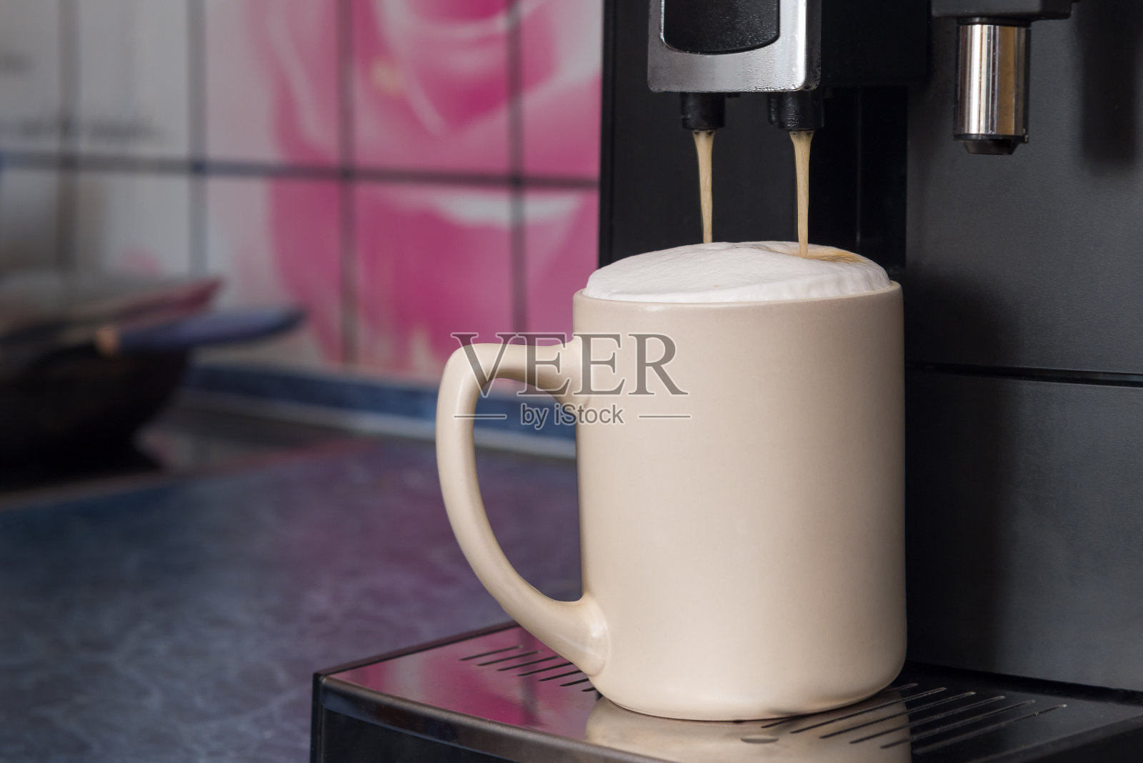 咖啡机在厨房的桌子上煮卡布奇诺照片摄影图片
