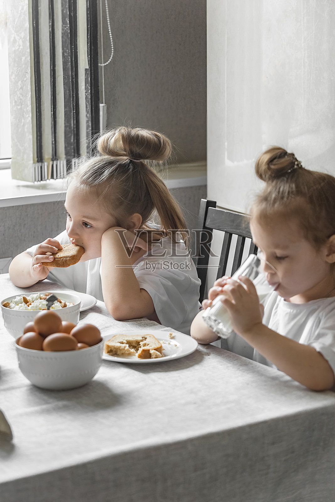 孩子们在家吃健康的早餐照片摄影图片