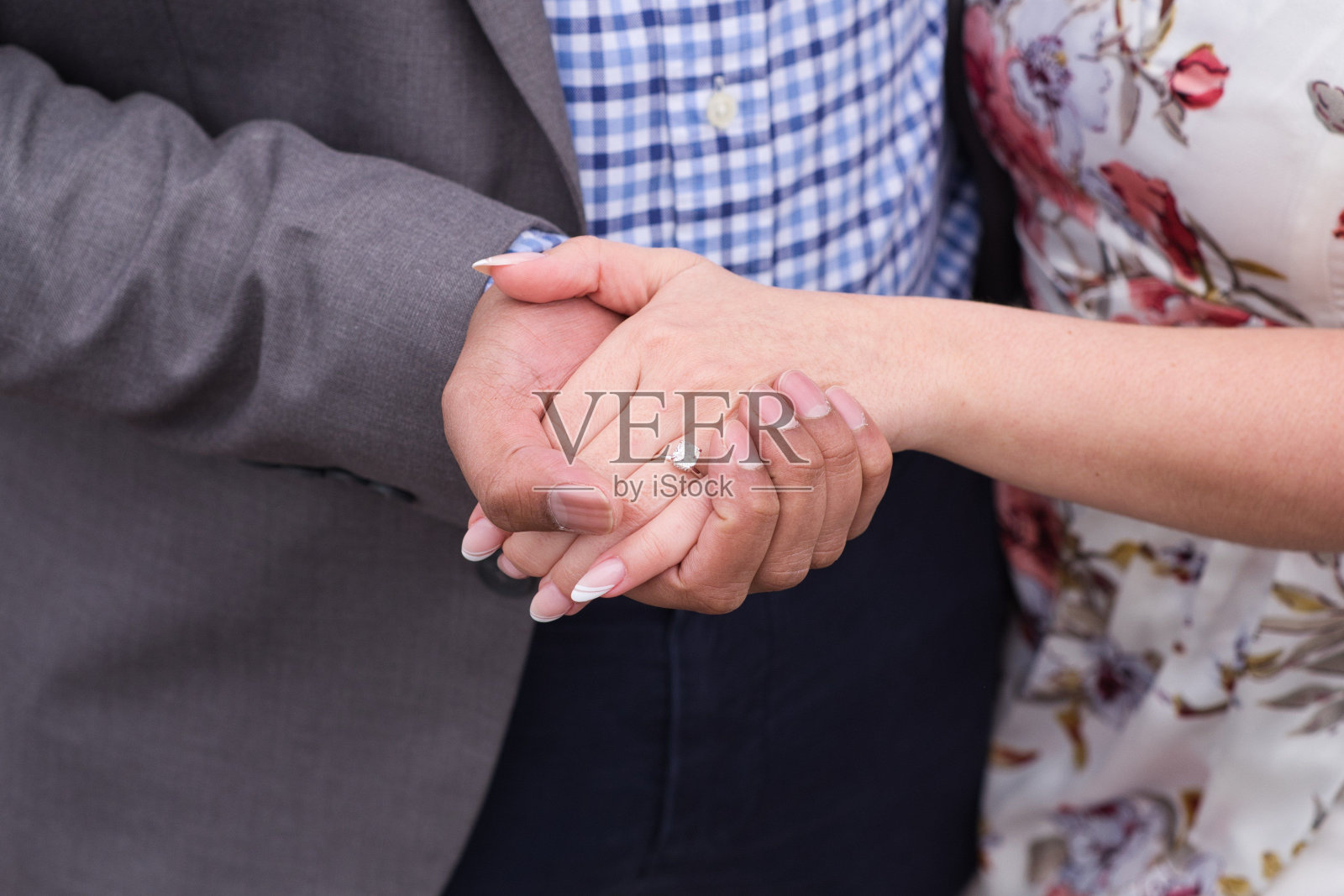 订婚的情侣手握订婚戒指照片摄影图片