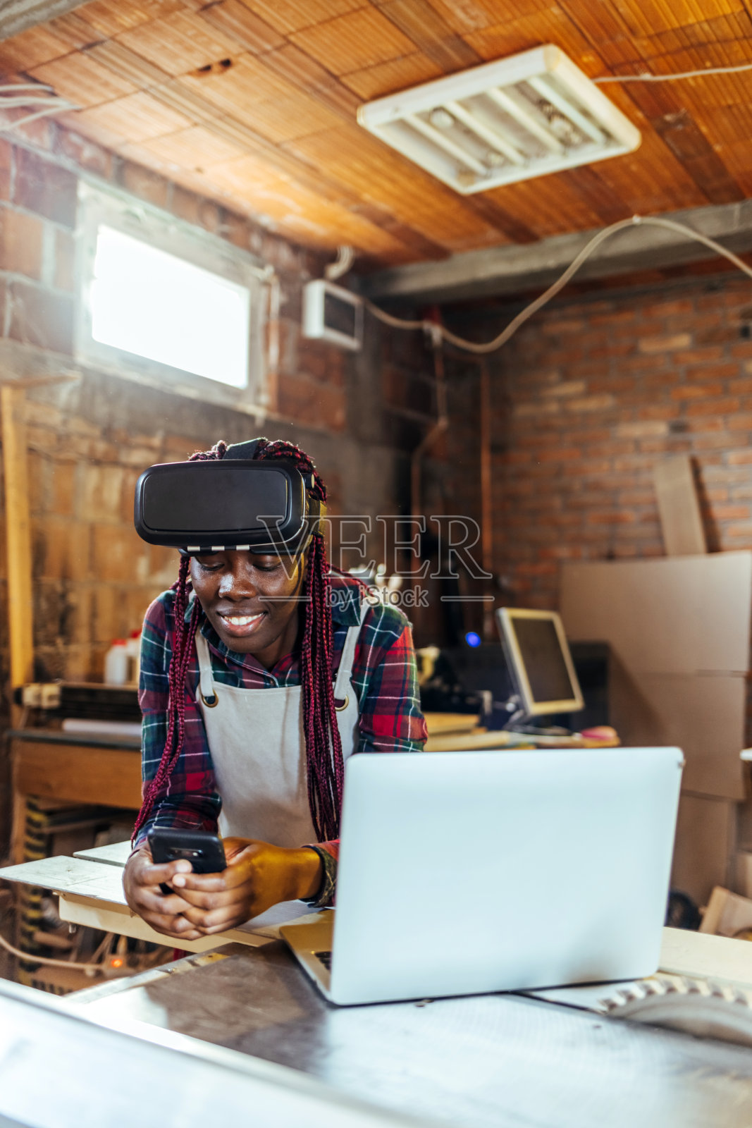 女人在工作时用手机发短信照片摄影图片