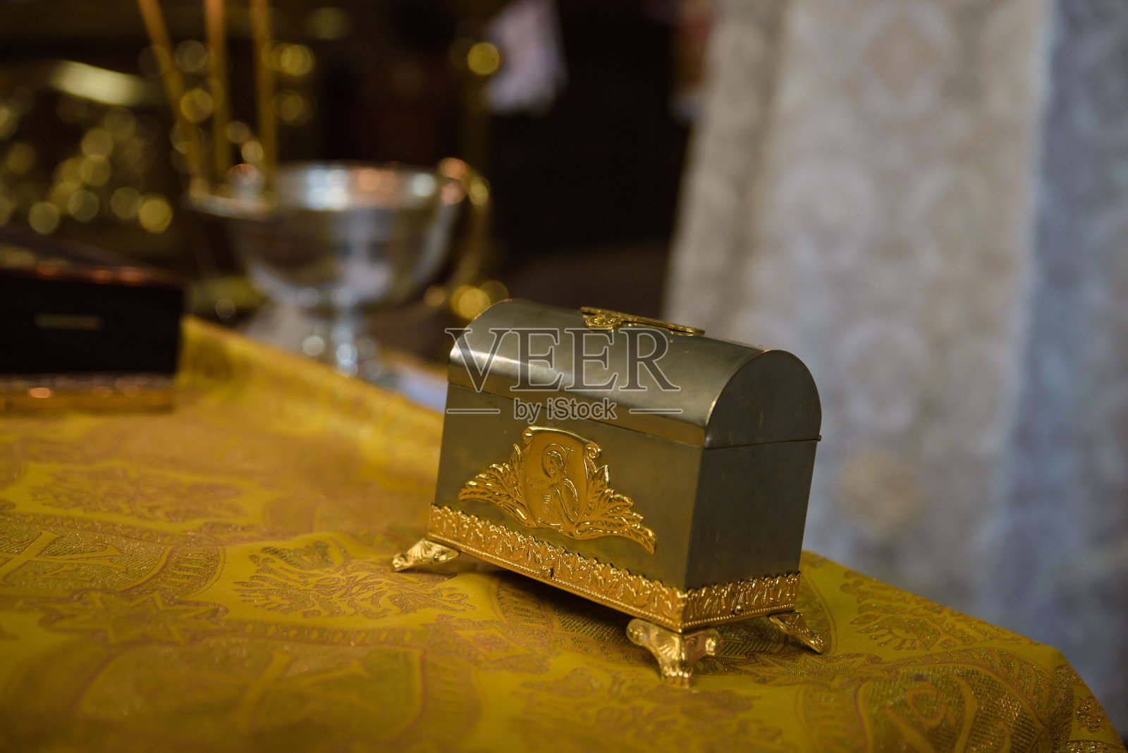 乌克兰,基辅——2021年8月24日:圣安东尼教堂食堂举行婚礼仪式照片摄影图片