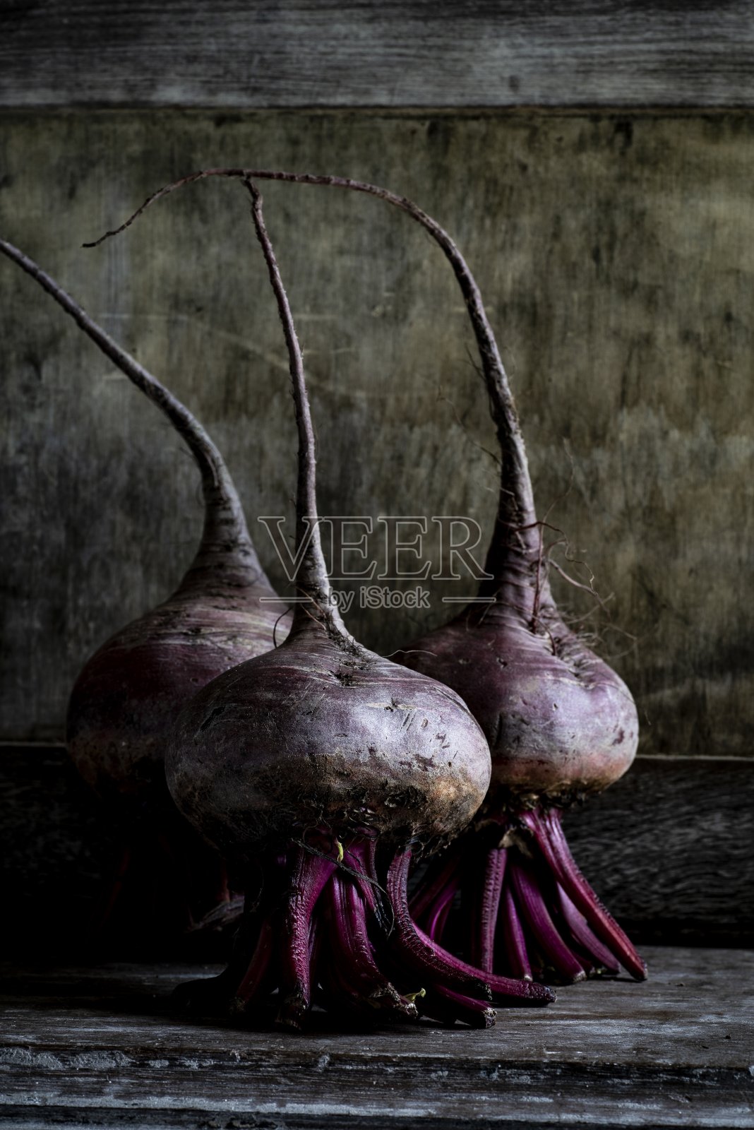 三个甜菜根的垂直静物摄影——非常适合一篇关于农业的文章照片摄影图片