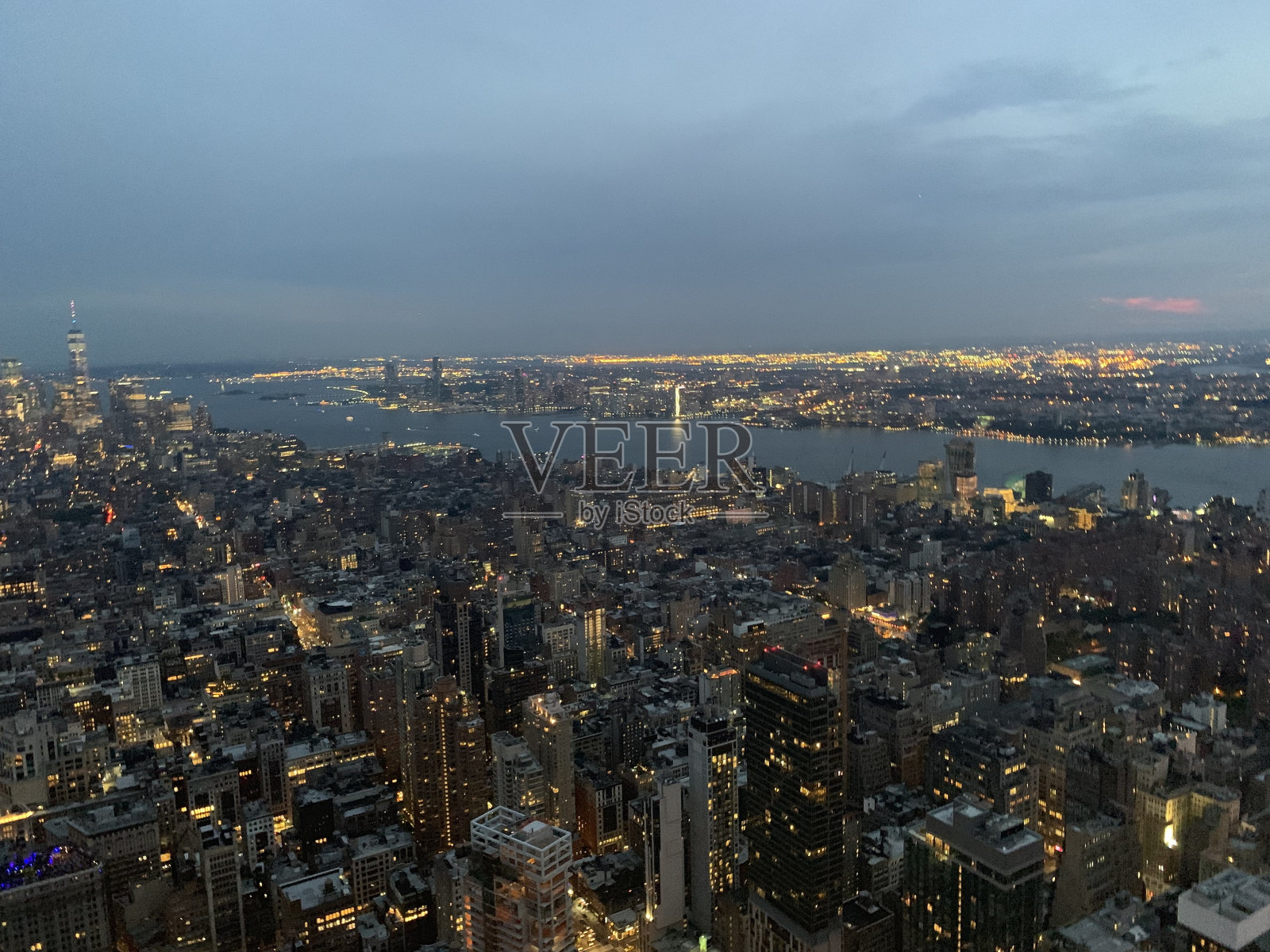 航拍的大都市,高楼大厦被照亮照片摄影图片