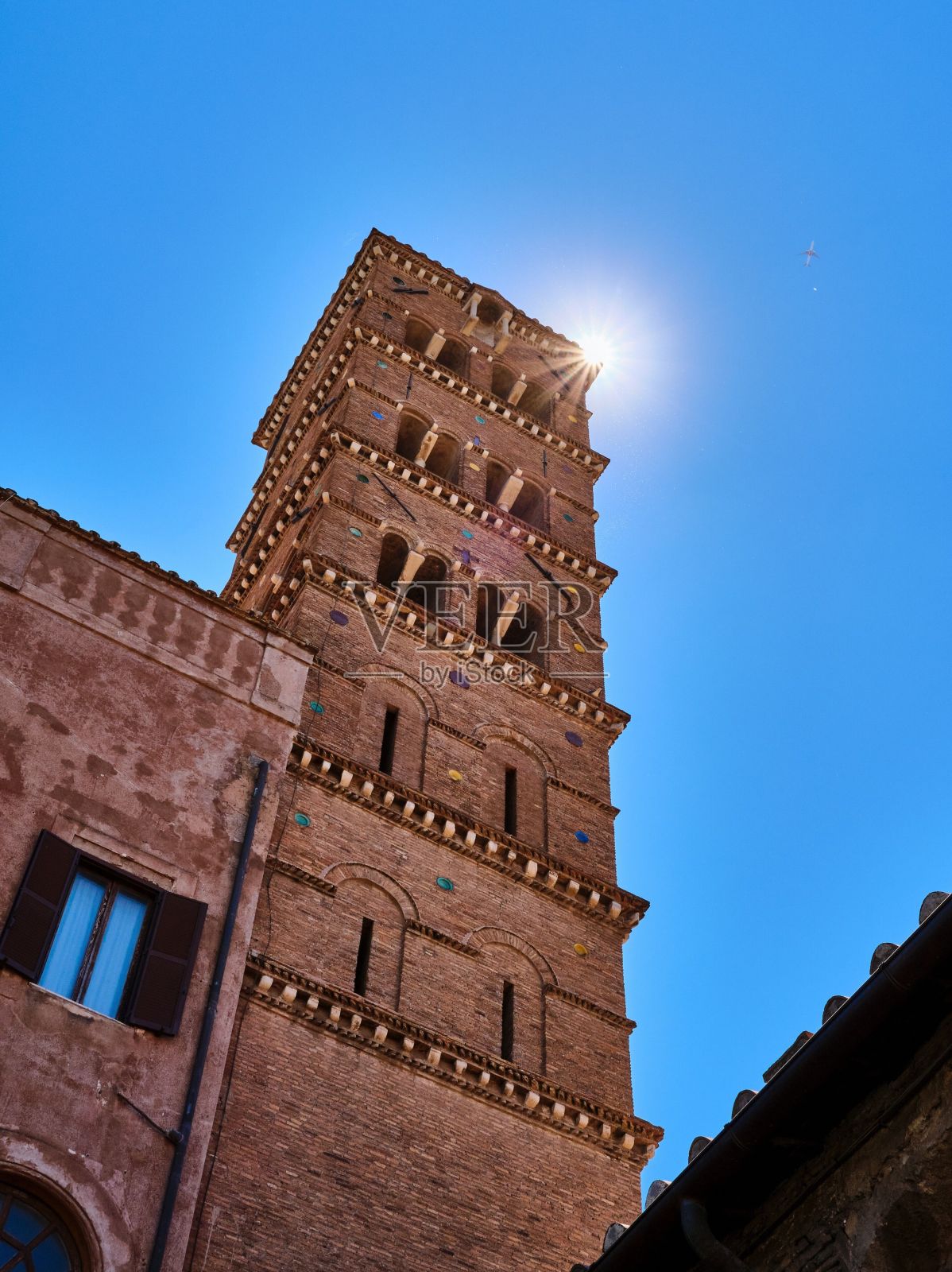 垂直低角度拍摄的圣约翰和保罗大教堂外部,罗马,意大利照片摄影图片