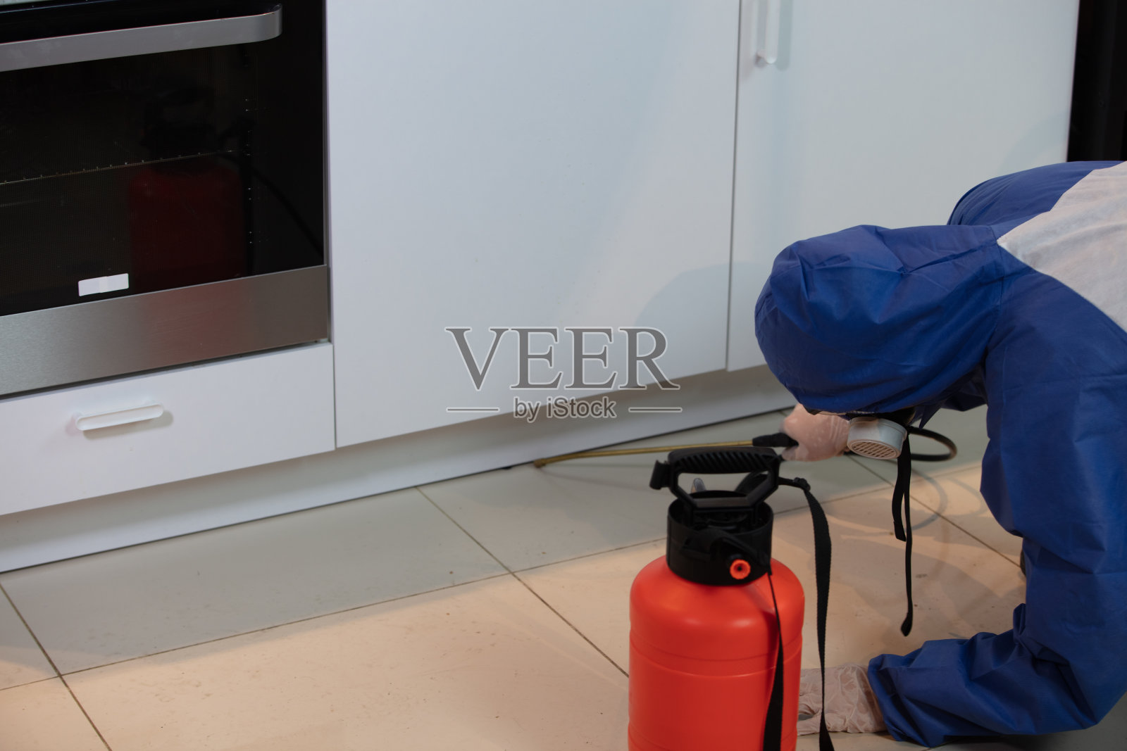 使用专业设备进行卫生检查的人员照片摄影图片