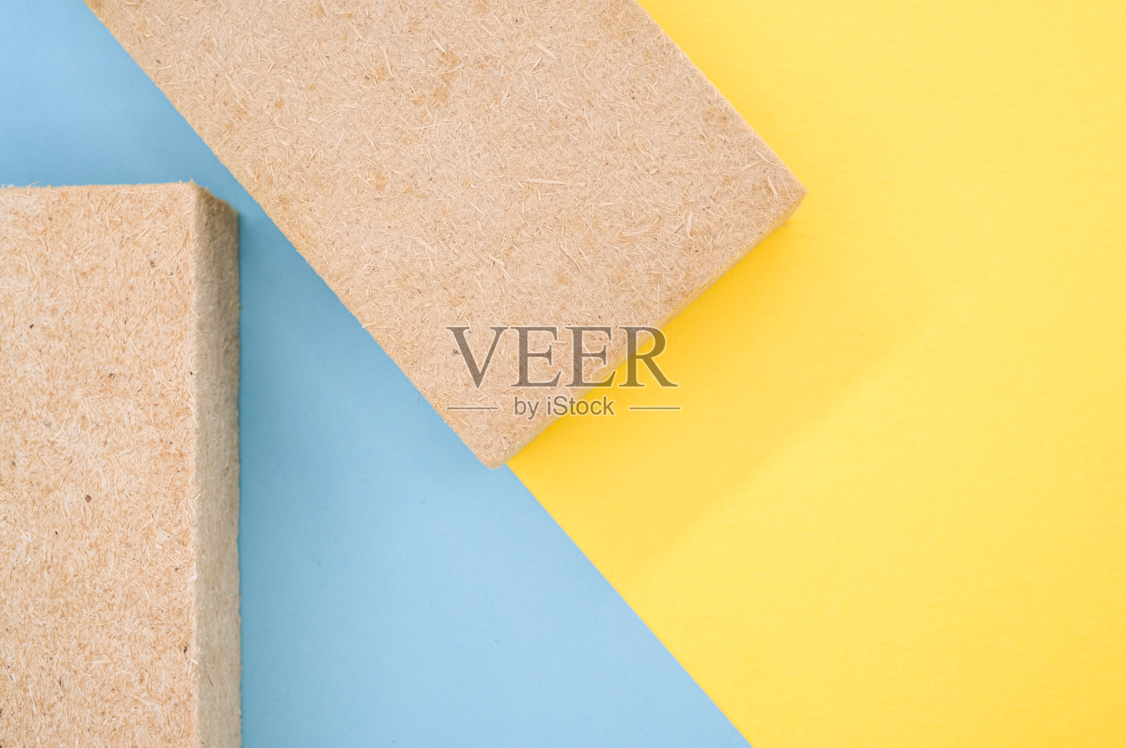 黄色和蓝色背景的生态材料制成的建筑隔热顶视图照片摄影图片