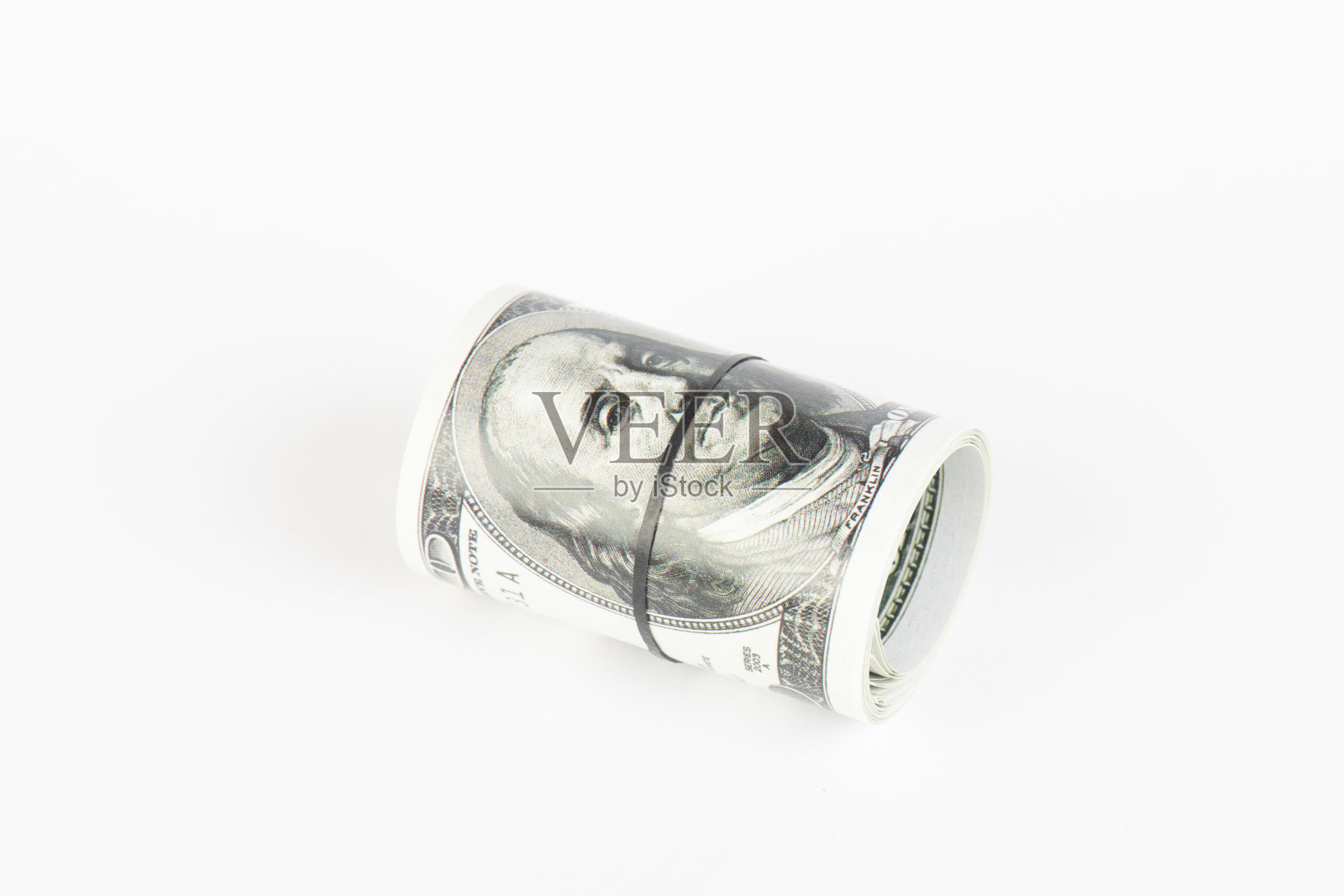 白色冲浪板上孤立的一捆100美元钞票照片摄影图片