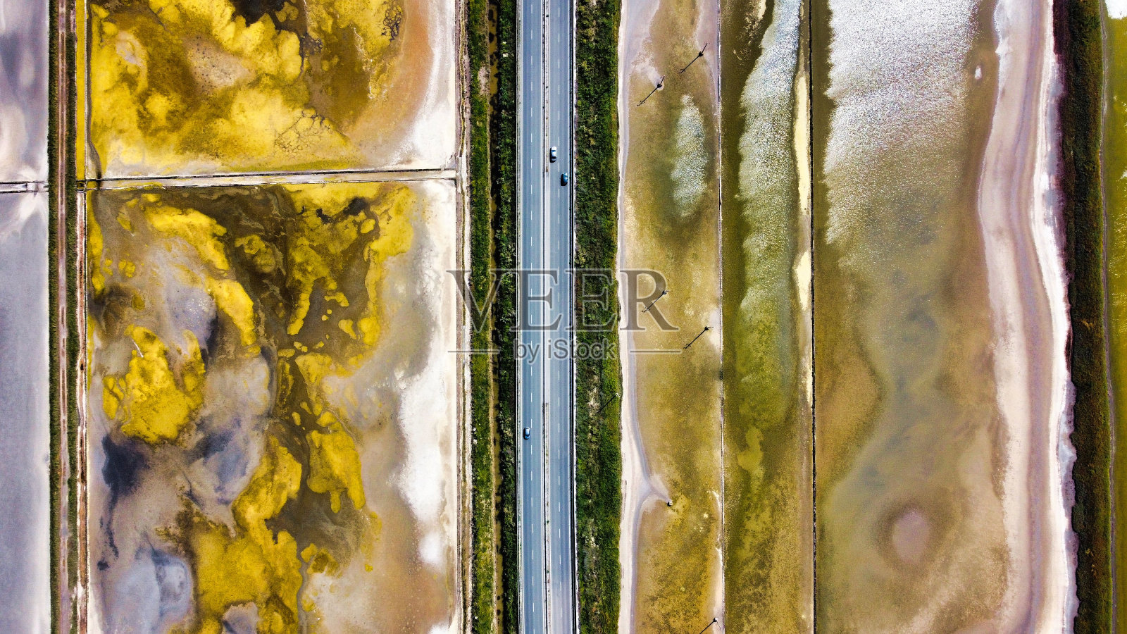 森林中高速公路的漂亮照片照片摄影图片