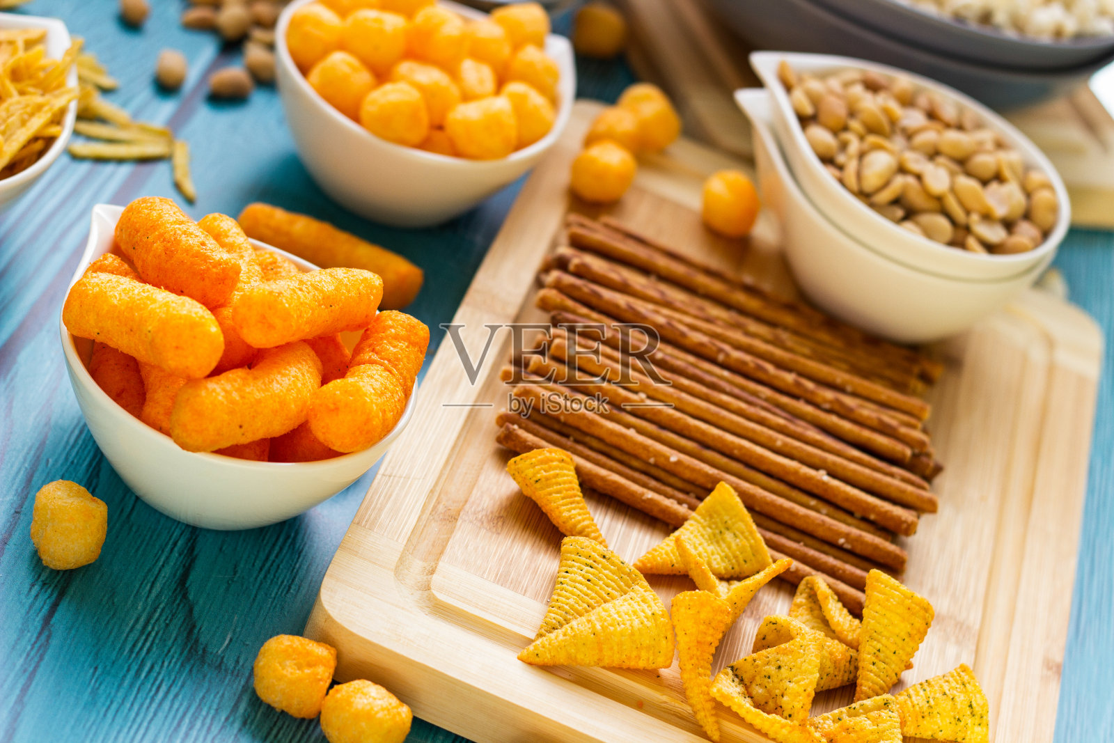 盛在碗里的咸零食照片摄影图片