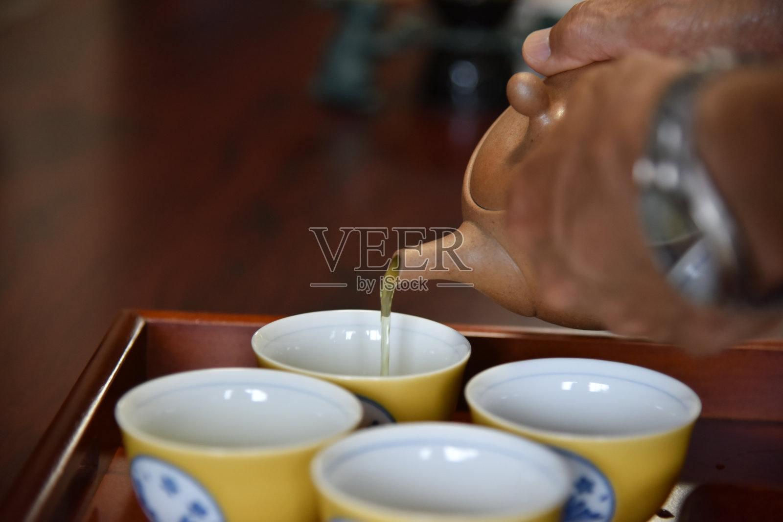 日本/英国男子在日本采摘茶叶-库存图片照片摄影图片