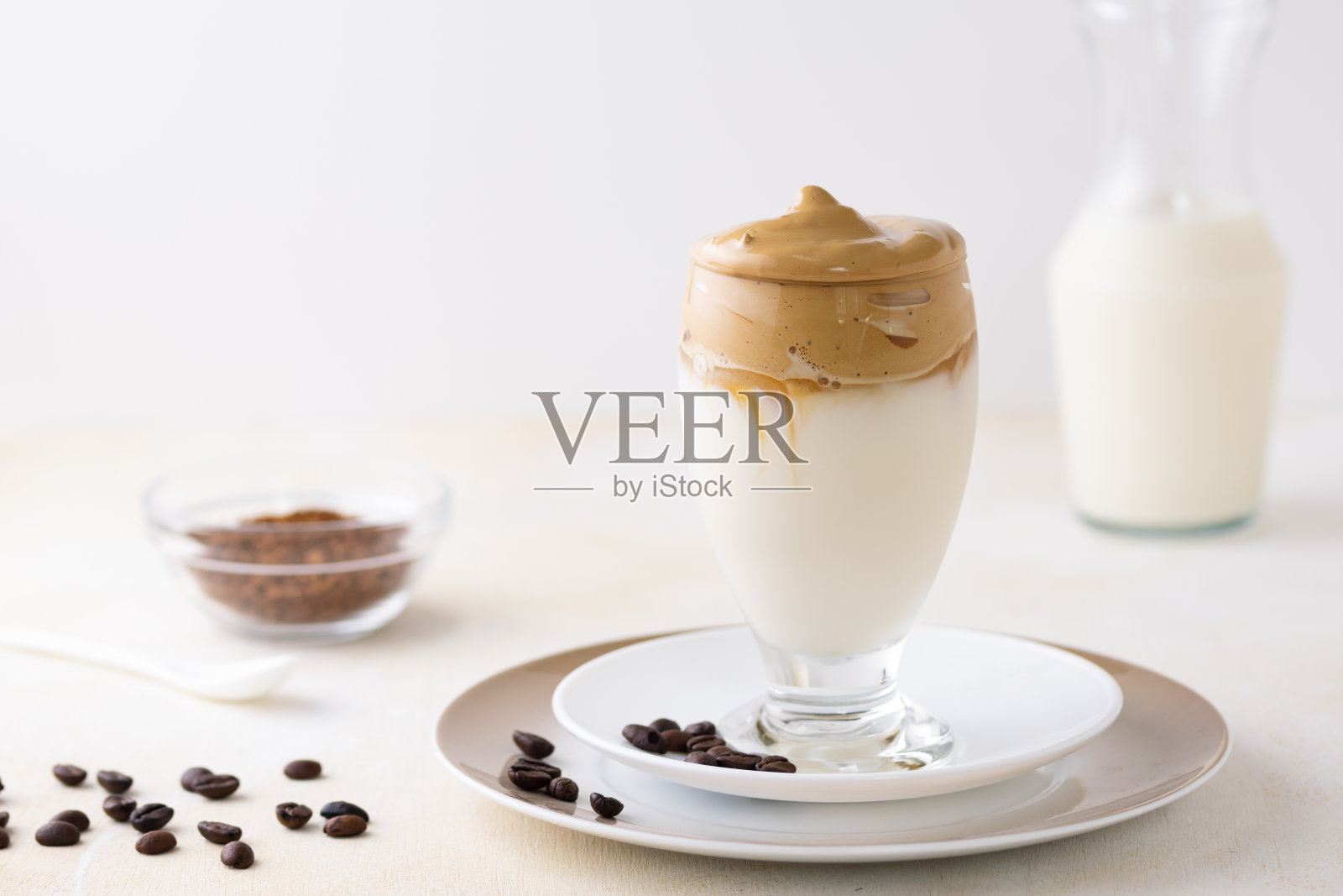 特写一杯达尔戈纳咖啡在桌子上与咖啡豆照片摄影图片