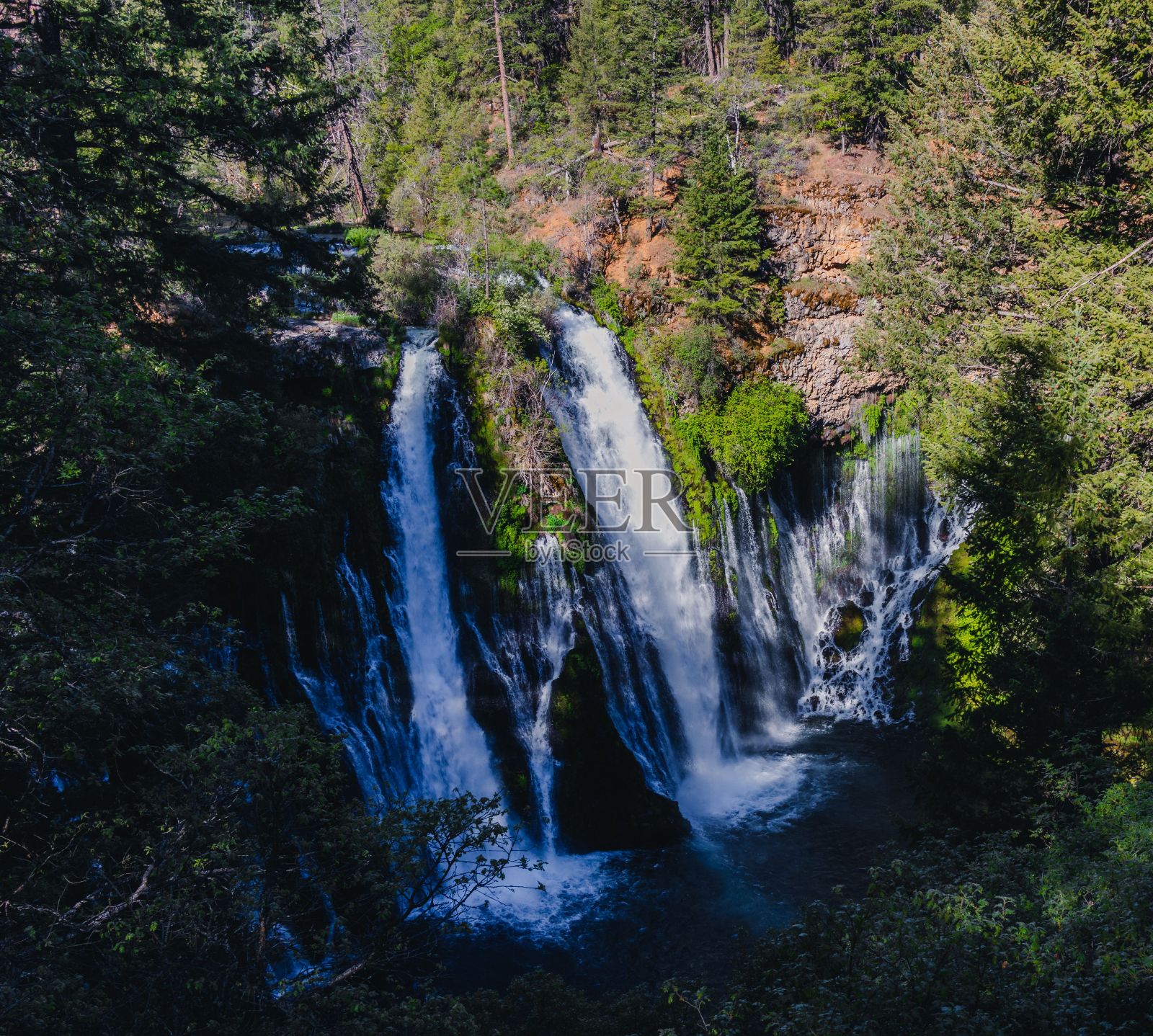 加州沙斯塔县伯尼瀑布被植被包围的高角度拍摄照片摄影图片