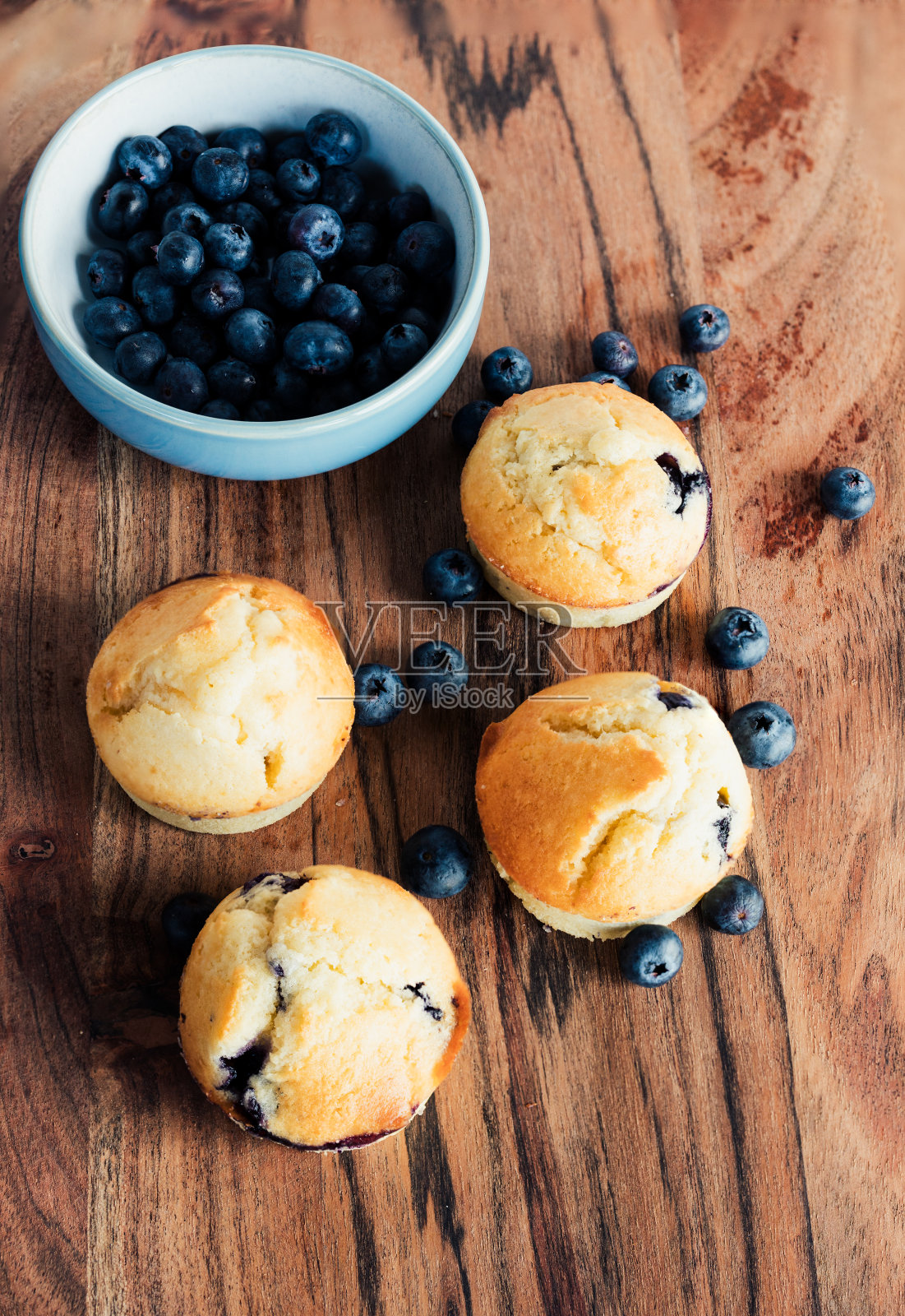 蓝莓纸杯蛋糕松饼在木板桌上自制新鲜烘焙的新鲜蓝莓照片摄影图片