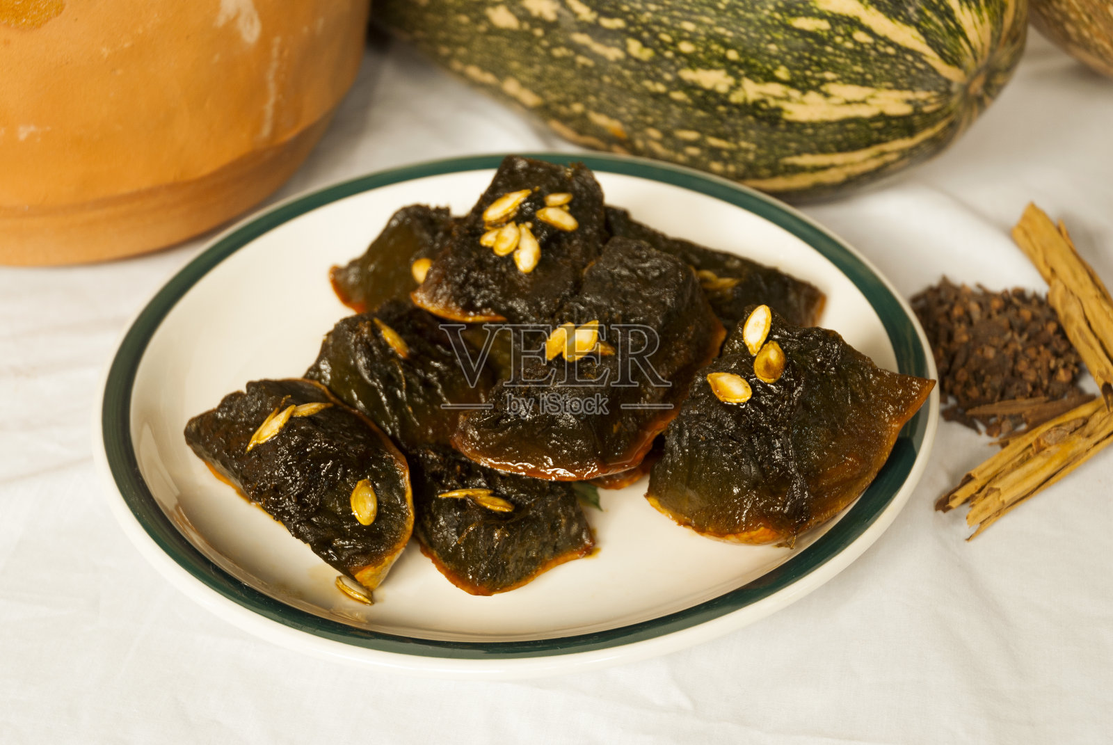 典型的危地马拉菜,用南瓜做成的甜甜点,配上甜糖。照片摄影图片