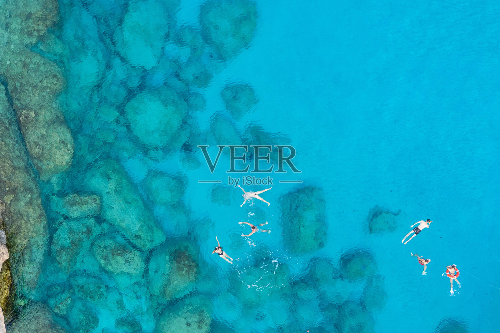 一群人在地中海游泳的高角度镜头照片摄影图片