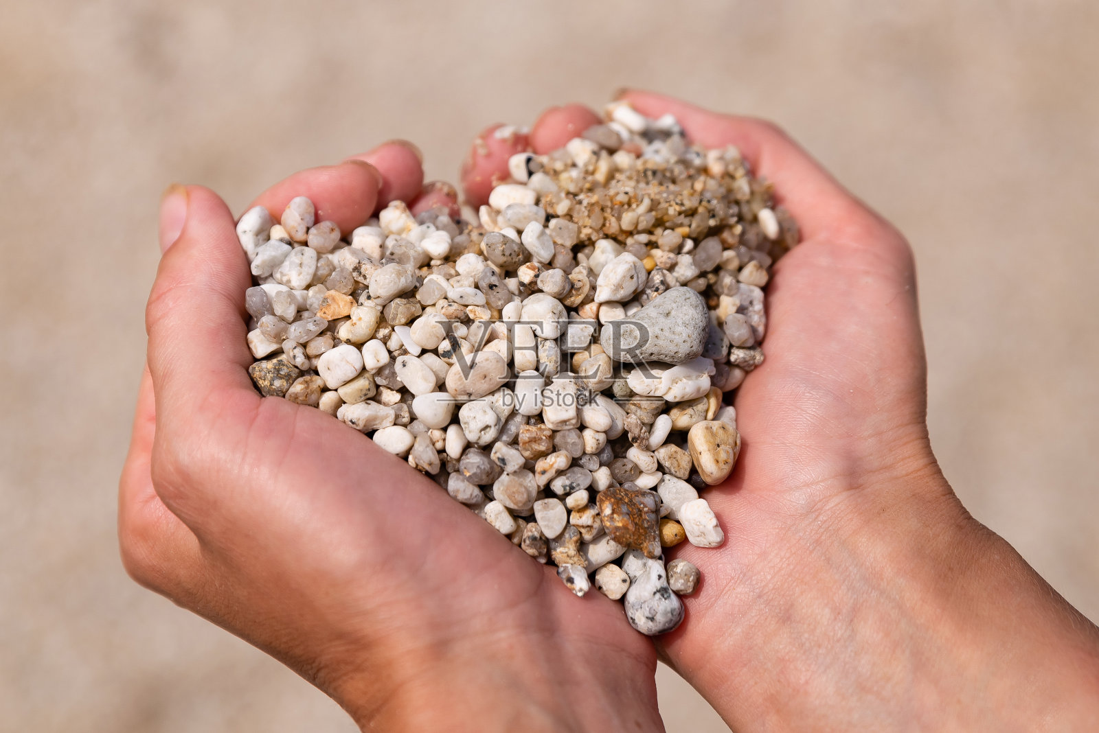 女性手中的心形符号照片摄影图片