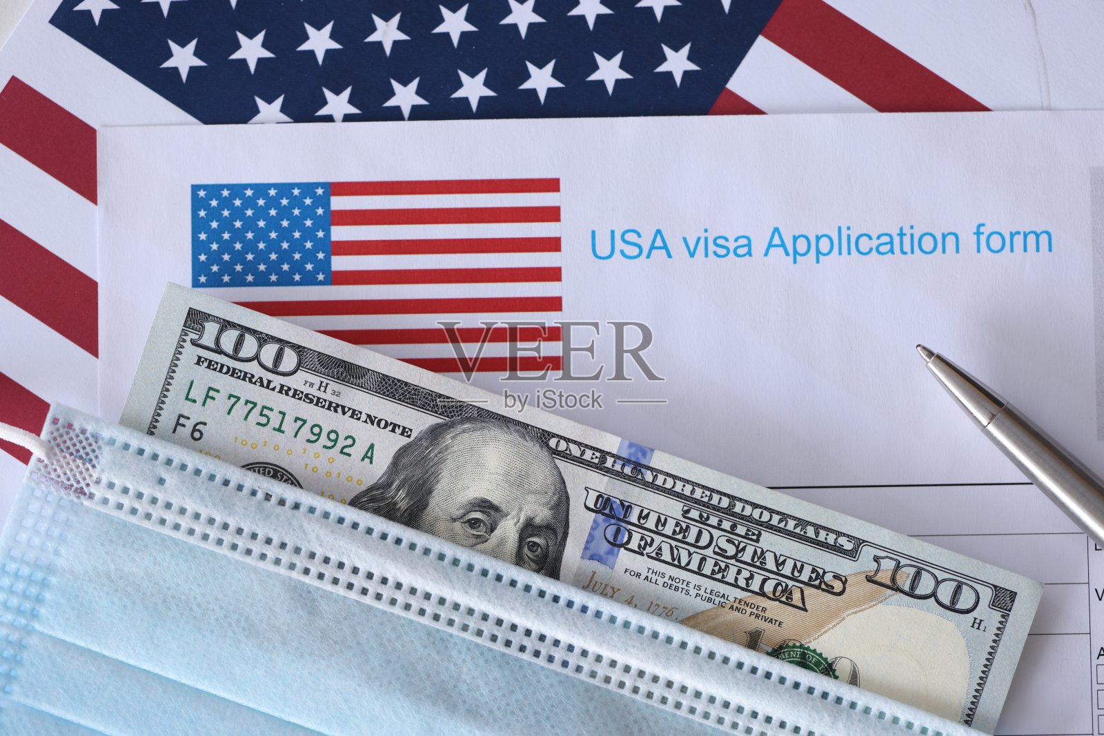 桌上有一张美国签证的表格。照片摄影图片