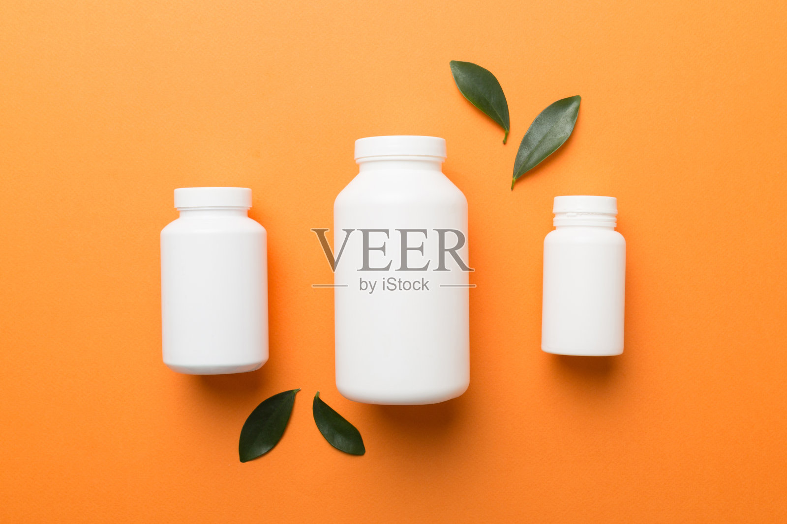 补充药丸与药瓶保健和医疗顶视图。维生素药片。顶视图模型瓶药丸和维生素绿叶,天然有机生物补充,复制空间照片摄影图片