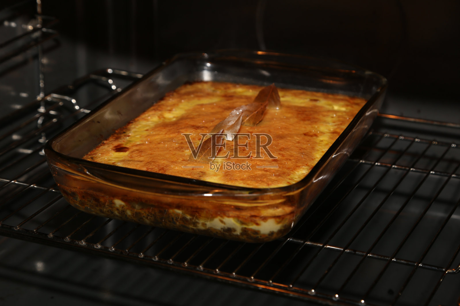 传统的南非波波蒂在烤箱里烤。照片摄影图片