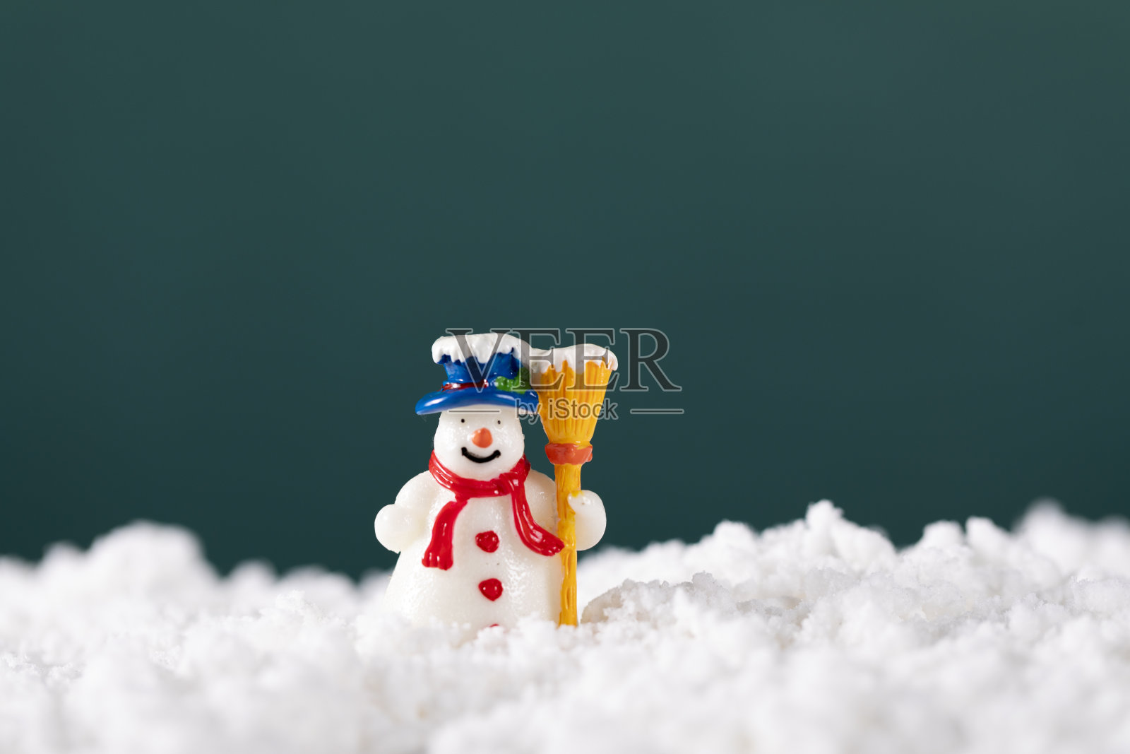 特写镜头圣诞装饰在绿色模糊的背景照片摄影图片