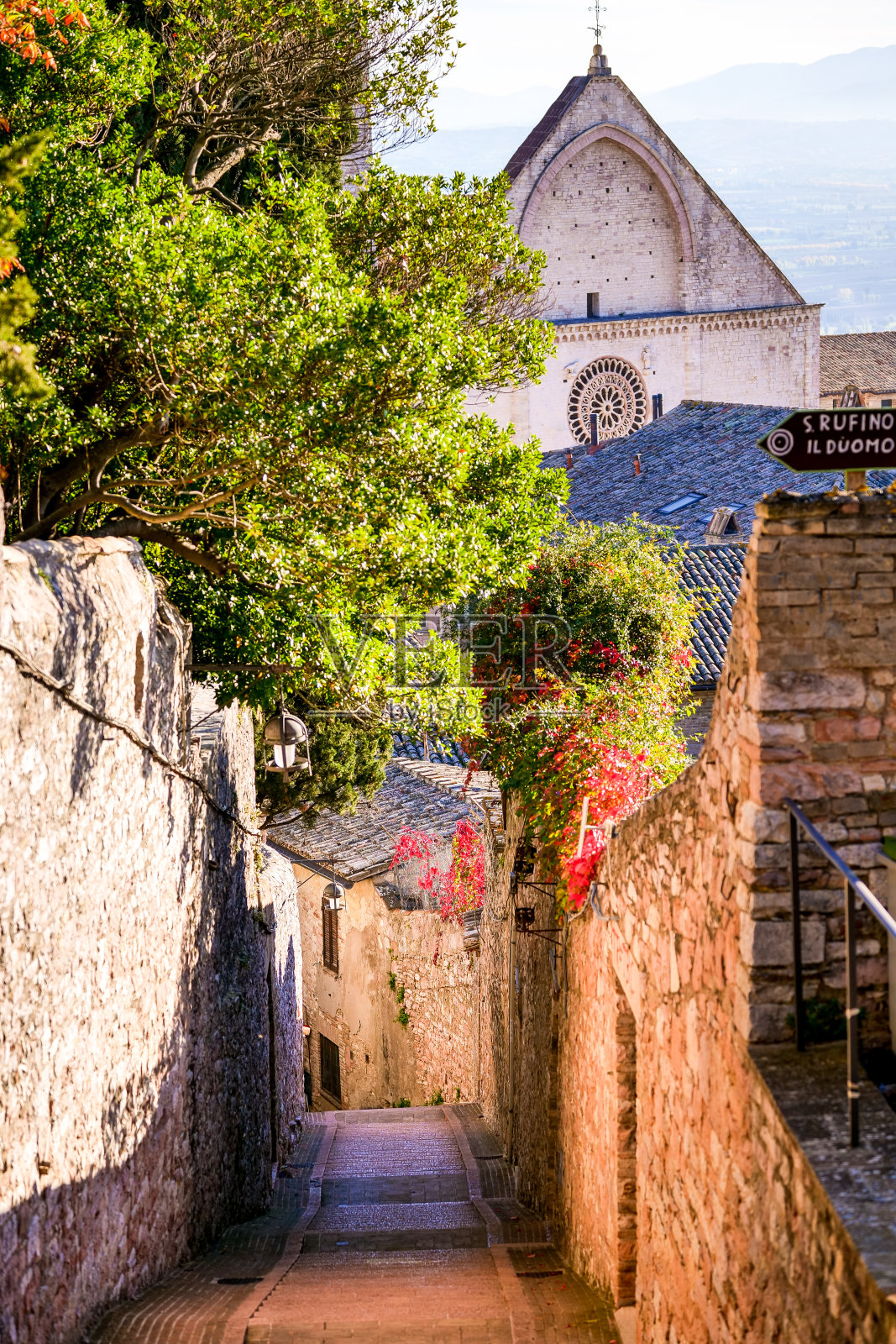 在翁布里亚的中世纪小镇阿西西的中心,一窥和谐的石头小巷照片摄影图片