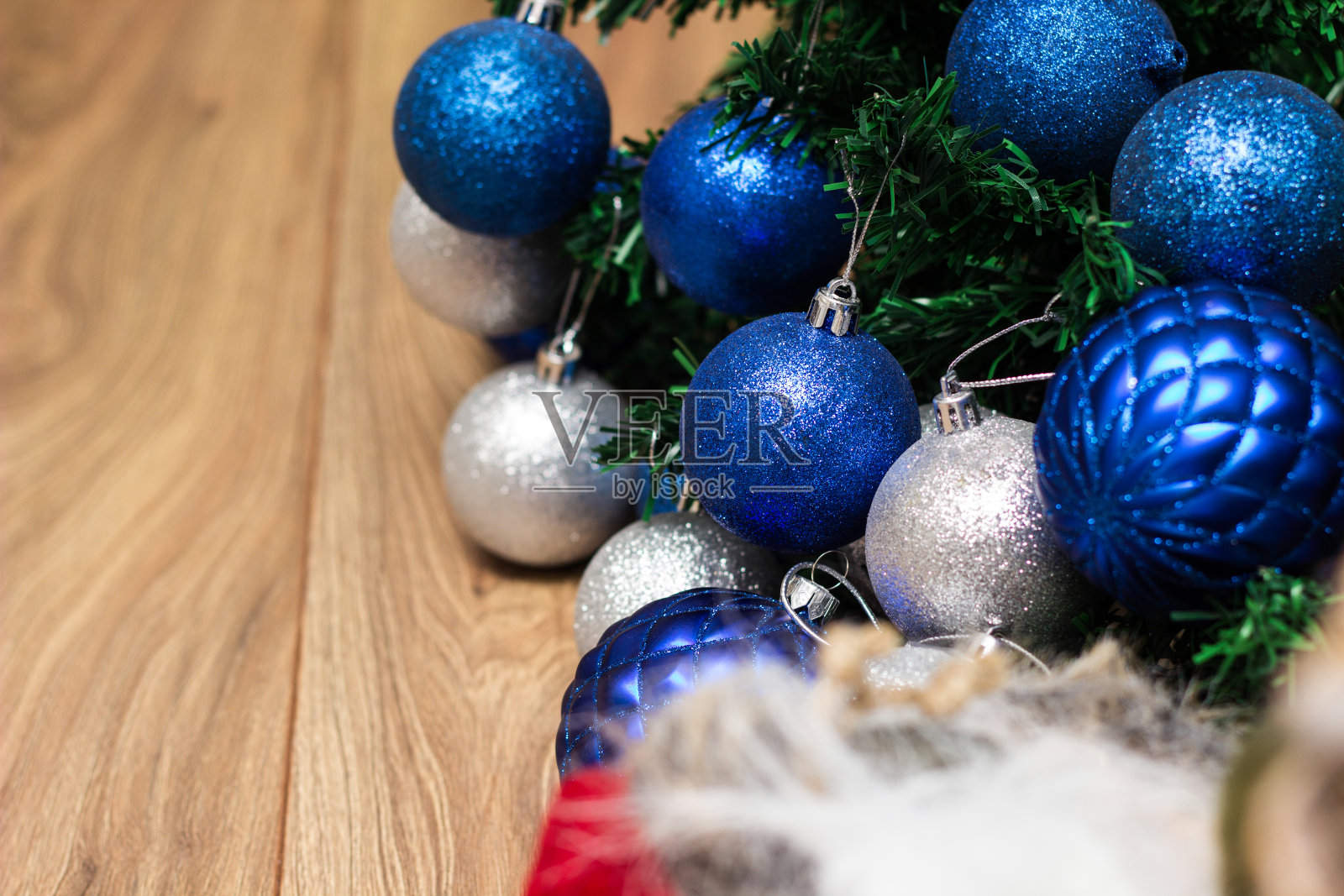 圣诞树上有银色和蓝色的装饰品照片摄影图片