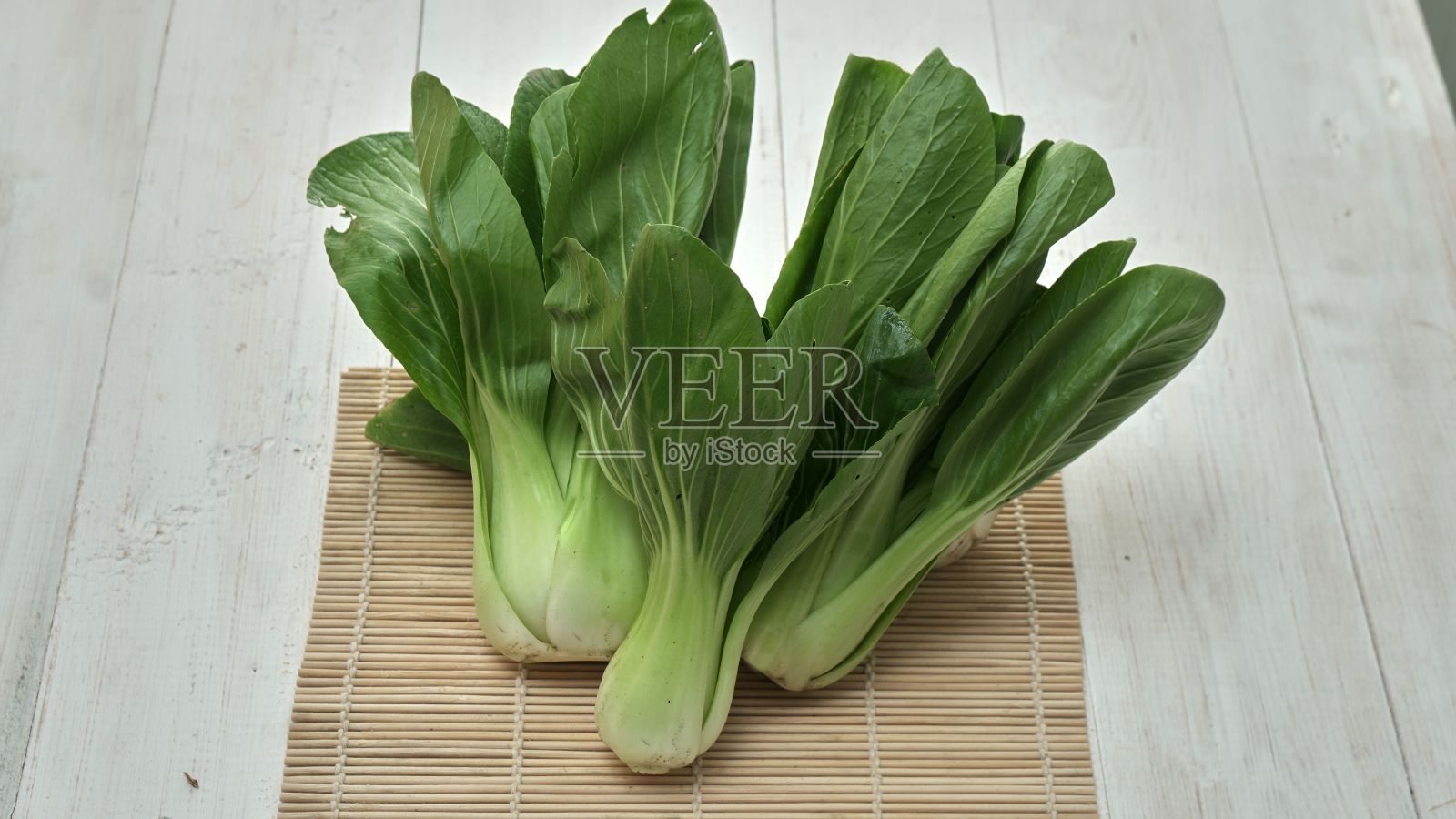 用高角度拍摄的绿白菜放在木垫子上照片摄影图片