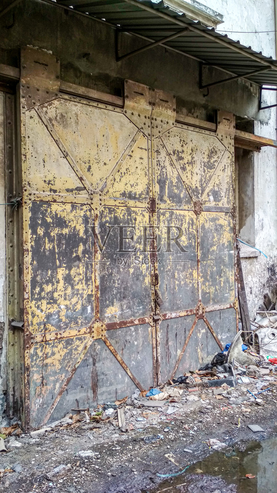 废弃的旧铁门照片摄影图片