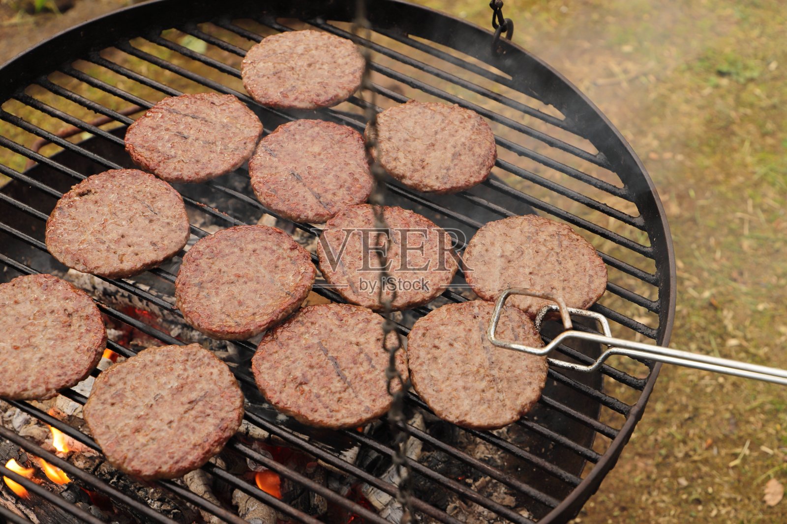 汉堡是在烤架上烤的照片摄影图片
