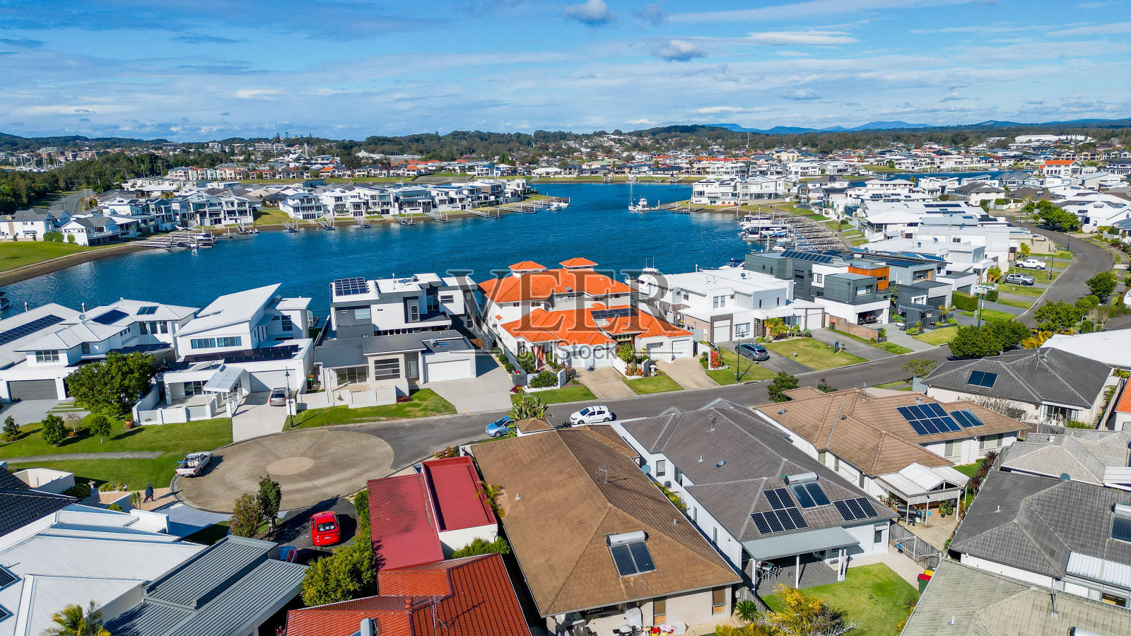湛蓝多云天空下的澳大利亚麦考瑞港和黑斯廷斯河的鸟瞰图照片摄影图片