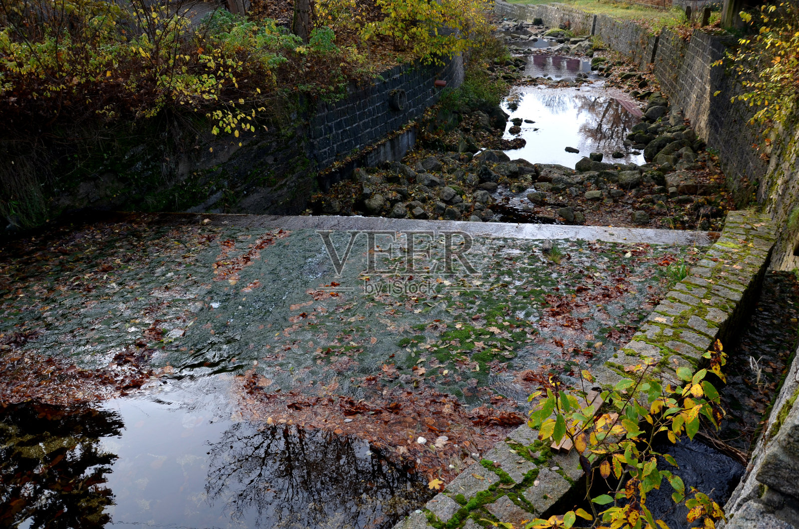 用于装饰和建筑目的的河石交易。在一堆圆圆圆圆的巨石,岩石,花岗岩上的啤酒,来自山中的一条野河,小溪磨碎了岩石的边缘照片摄影图片