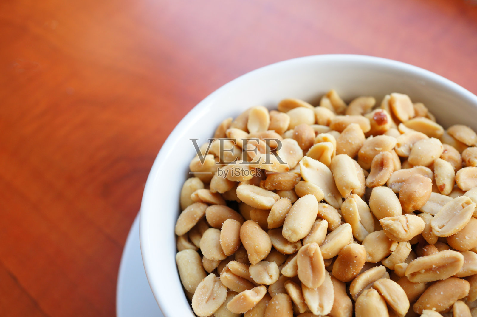 白碗里的咸花生照片摄影图片