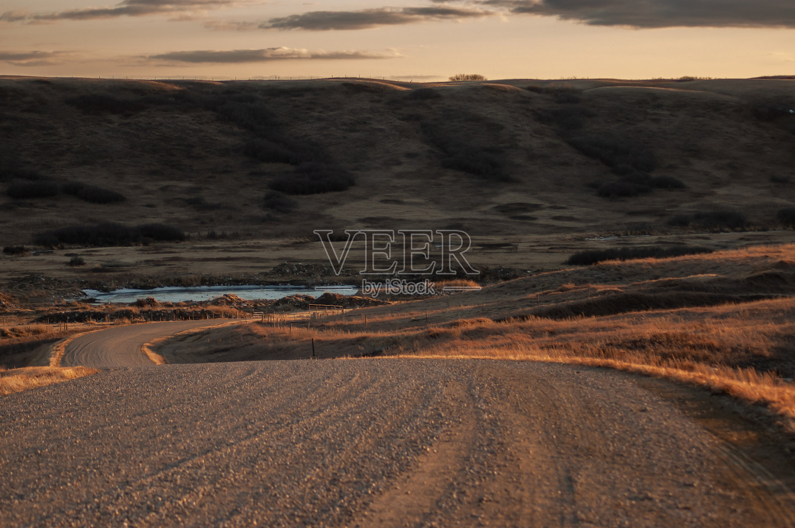 路旁的小山背景被干燥的植被覆盖照片摄影图片