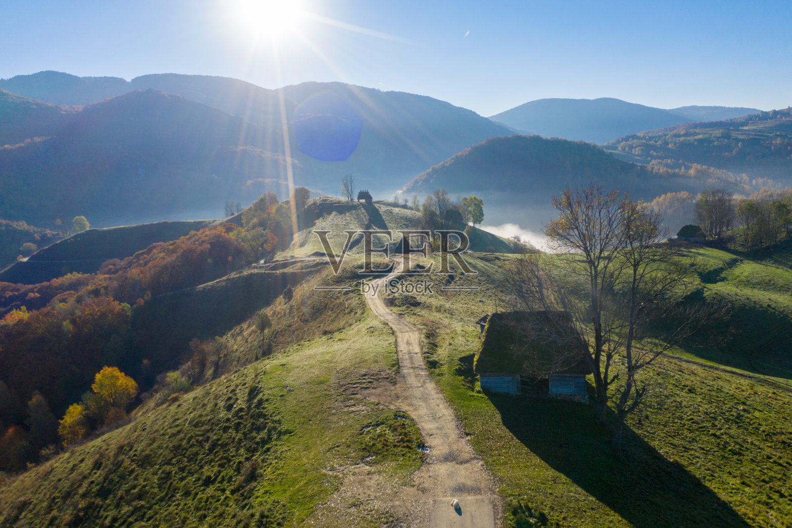 鸟瞰秋天的乡村农场,废弃的木屋和山上的谷仓照片摄影图片