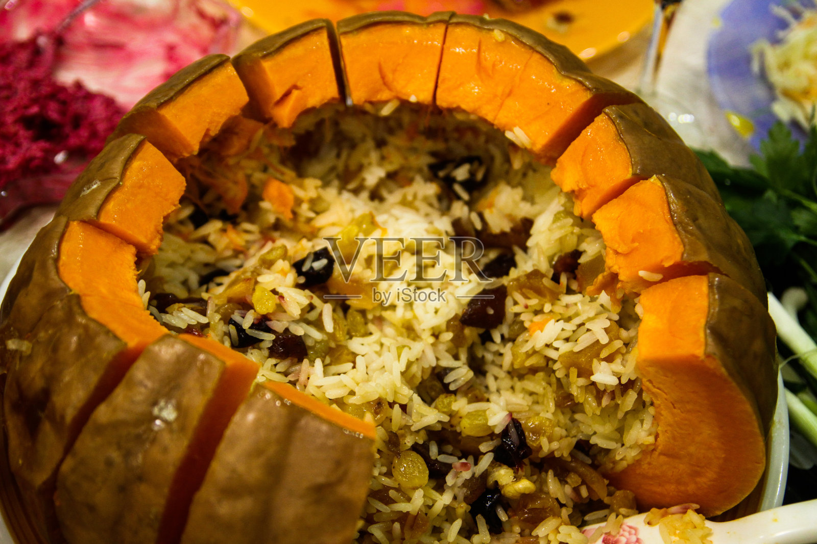 圣诞餐桌上的传统亚美尼亚Ghapama的高角镜头照片摄影图片