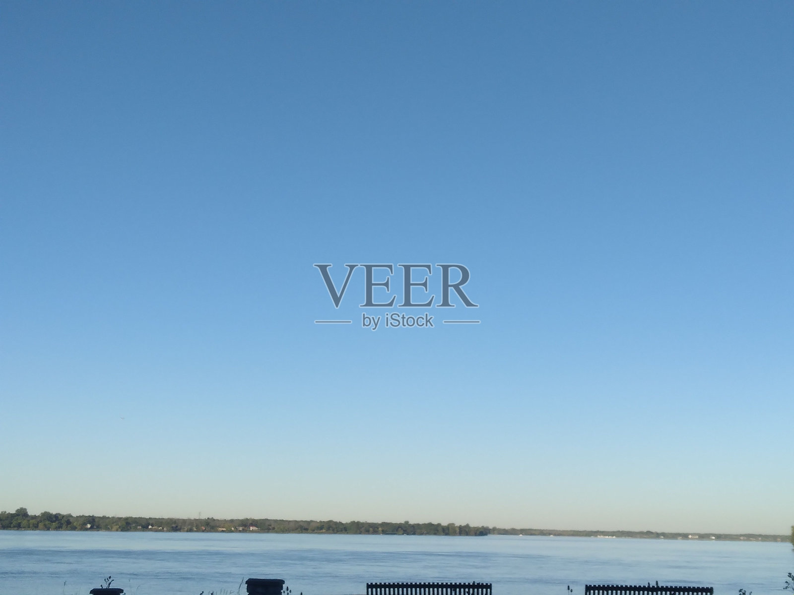 在阳光明媚的日子里从海岸拍摄的大海风景照片摄影图片