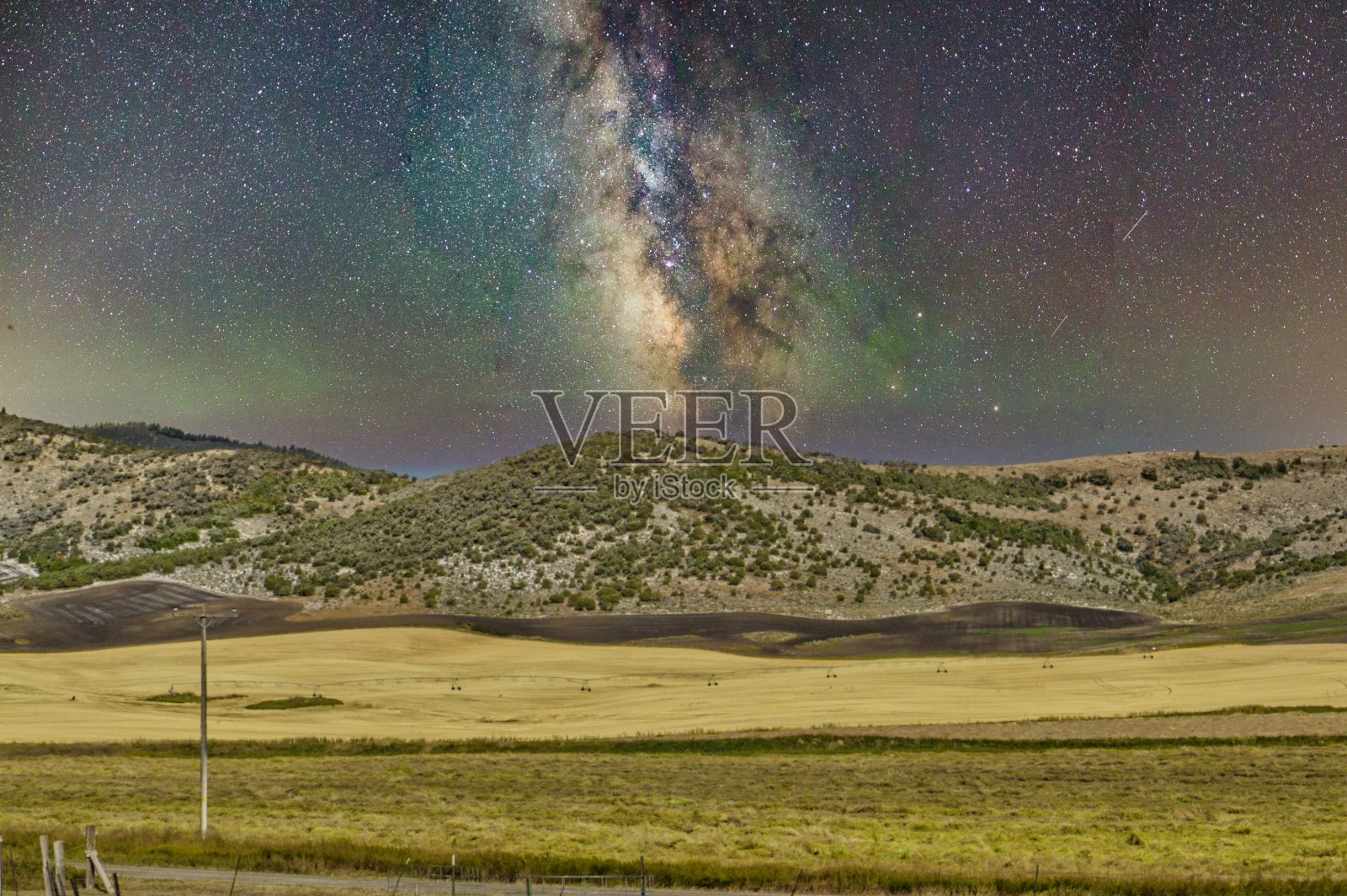 山野上的银河照片摄影图片