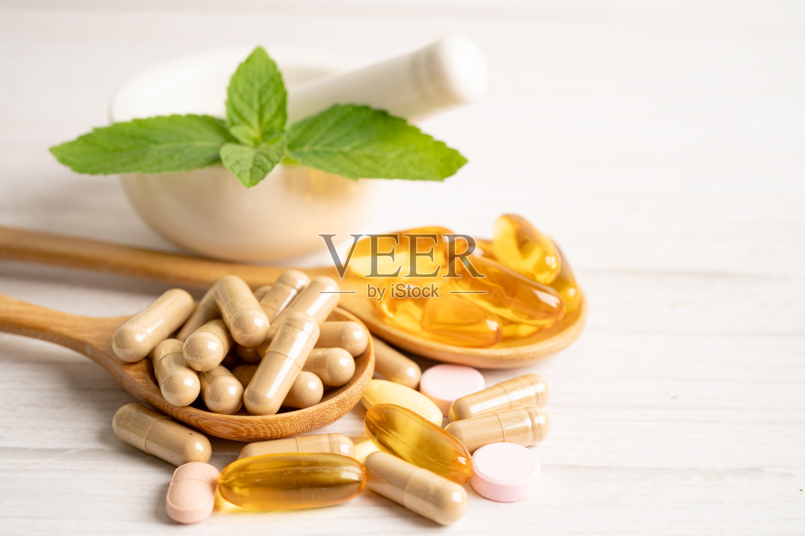 中药有机替代胶囊含有维生素E -欧米茄3鱼油、矿物质、草药叶药物等天然补品,健康美好生活。照片摄影图片