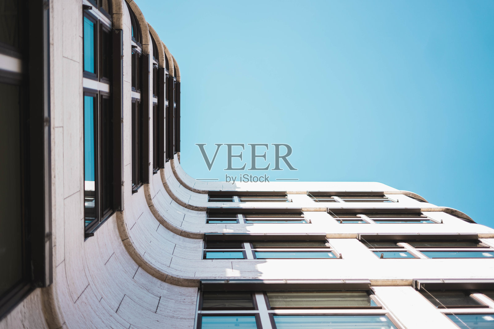 一个现代建筑的大玻璃窗的低角度镜头照片摄影图片